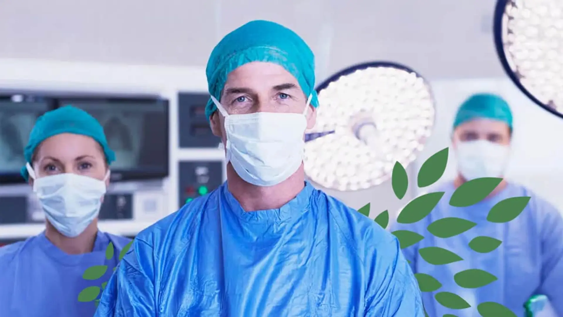 Cigna refuerza sus seguros médicos en 2026 con más prevención y menos cirugía Equipo de cirujanos con mascarilla y uniforme azul en quirófano preparados para operar.