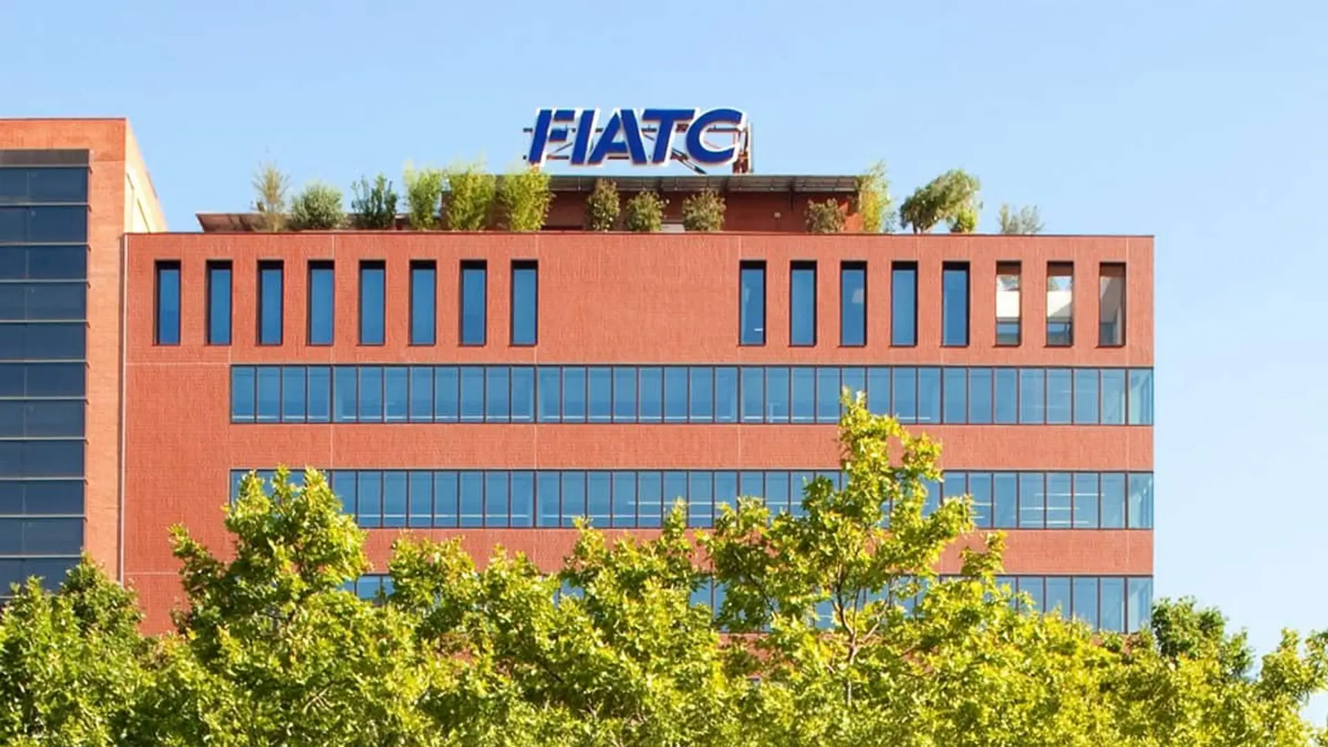 Las 4 novedades que FIATC añade a su seguro de salud en 2026 (y que querrás tener) Fachada del edificio de FIATC Seguros con el logotipo visible en la azotea