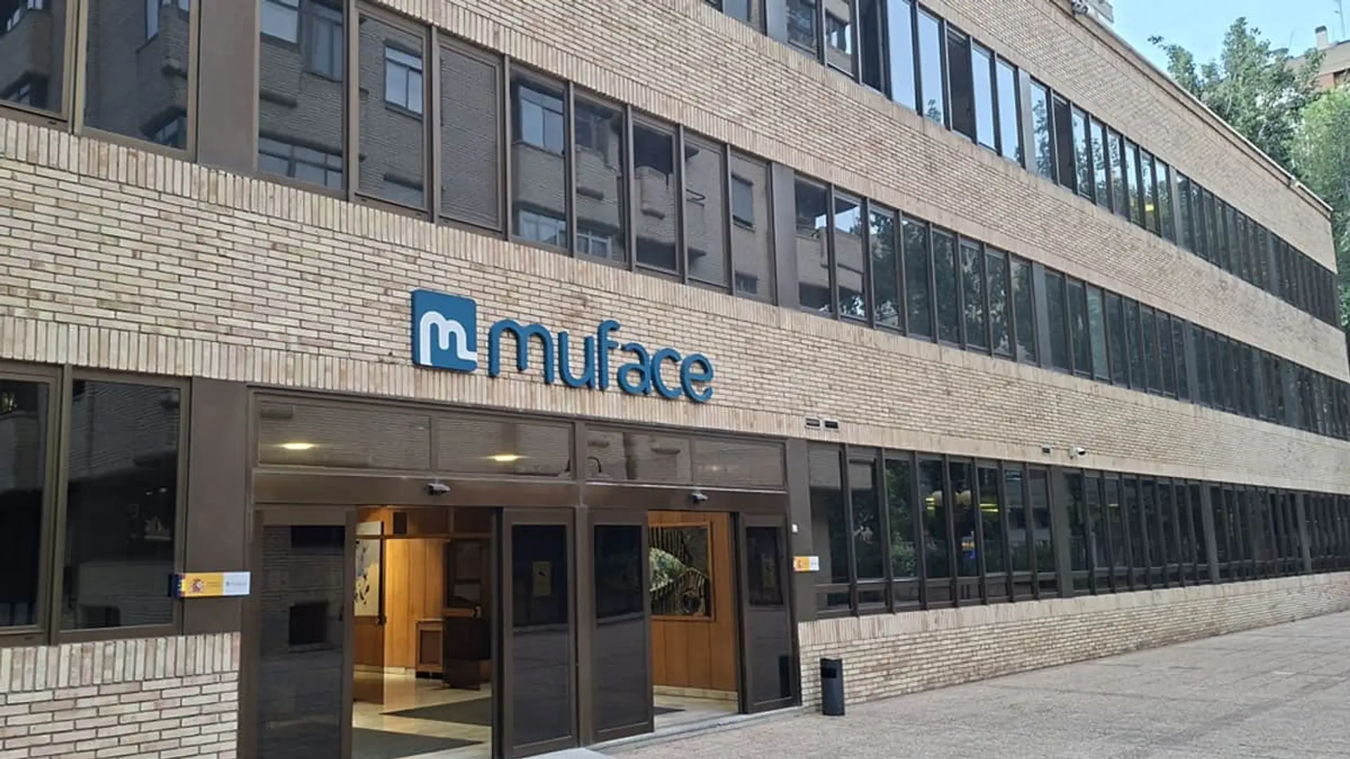 Fachada de un edificio de MUFACE con su logotipo sobre la entrada principal.