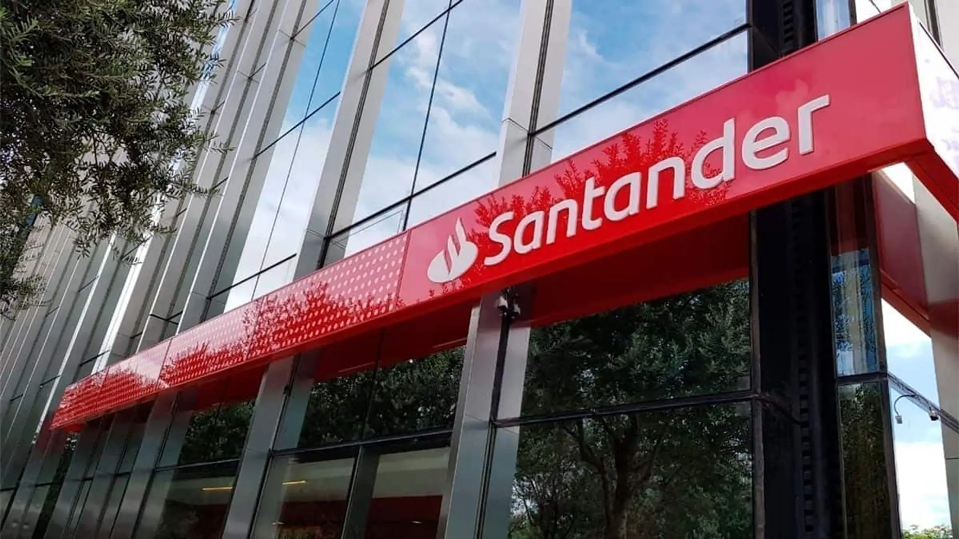 Santander agrupa su negocio de seguros e integra a Mapfre, Zurich y Aegon en una misma entidad Fachada moderna de una oficina del Banco Santander en España, con el logotipo rojo característico sobre una estructura acristalada.