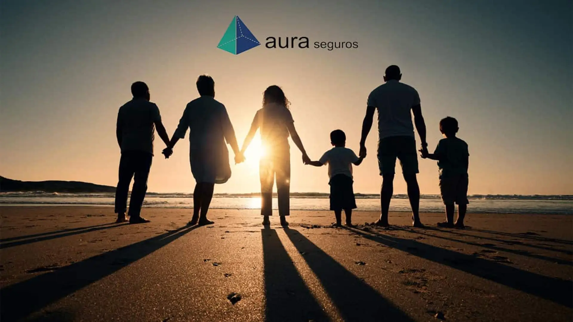 La fórmula con la que Aura Seguros ha duplicado su tamaño en seis años: mediadores tradicionales más canal digital Familia cogida de la mano en la playa al atardecer con el logotipo de Aura Seguros