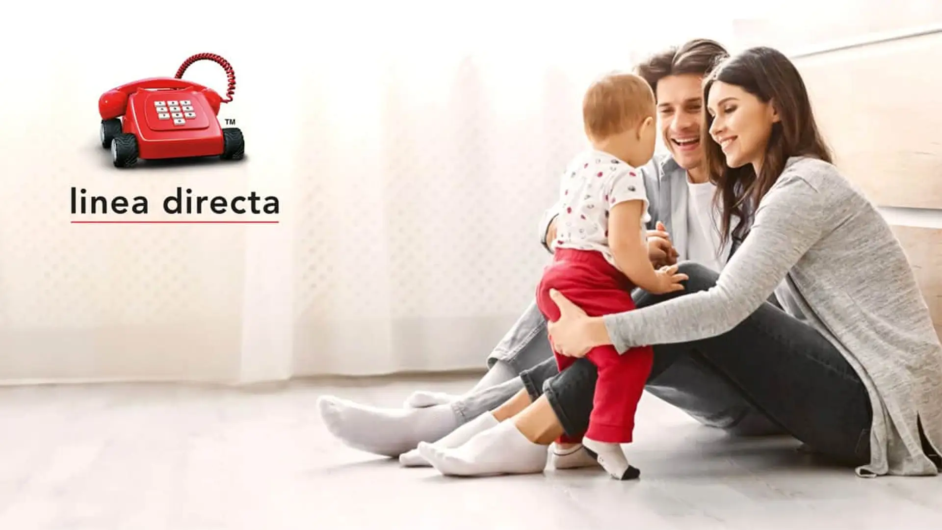 Familia feliz con un bebé junto al logotipo de Línea Directa para representar la protección y seguridad del hogar.