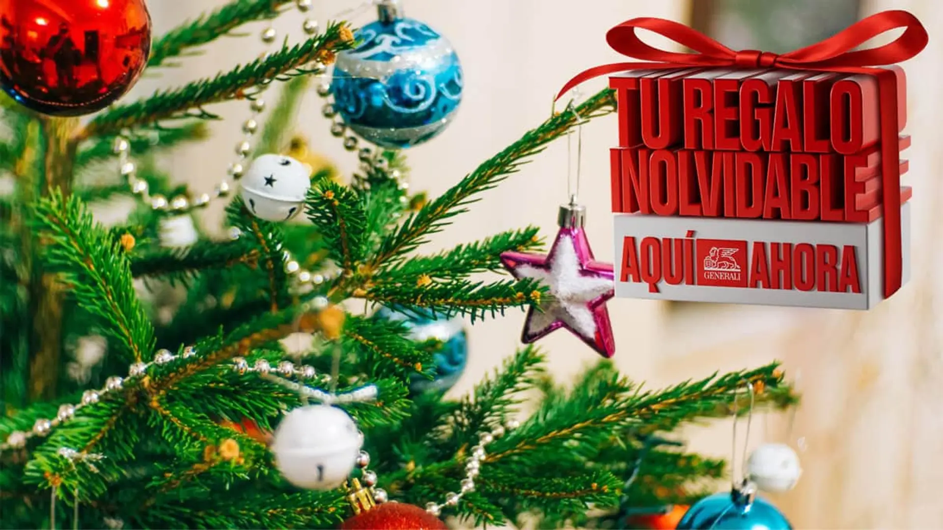 Generali y su regalo por Navidad: 5.000€ para empezar a ahorrar o invertir Promoción Navidad Generali “Tu regalo inolvidable, aquí, ahora” en caja 3D sobre árbol decorado.