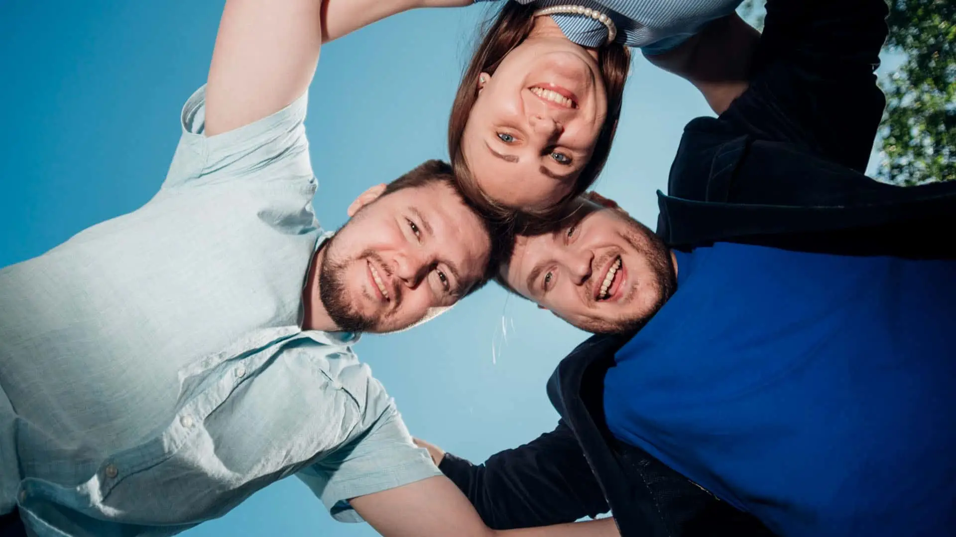 Grupo de jóvenes sonrientes al aire libre, simbolizando nuevas generaciones y sus prioridades financieras.