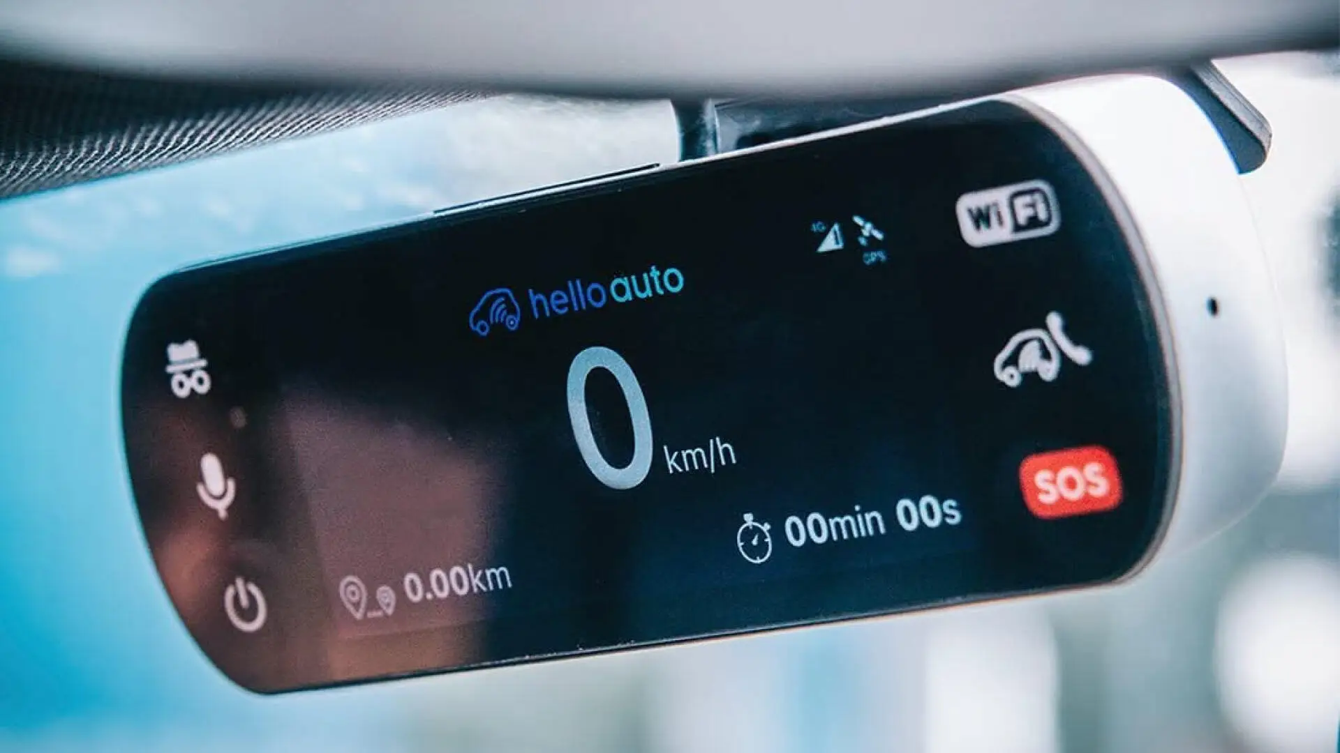 Hello Auto pierde la autorización para operar y se acuerda su disolución Primer plano del dispositivo Hello Auto Connect, la cámara inteligente para coche con asistente y botón de emergencia SOS.