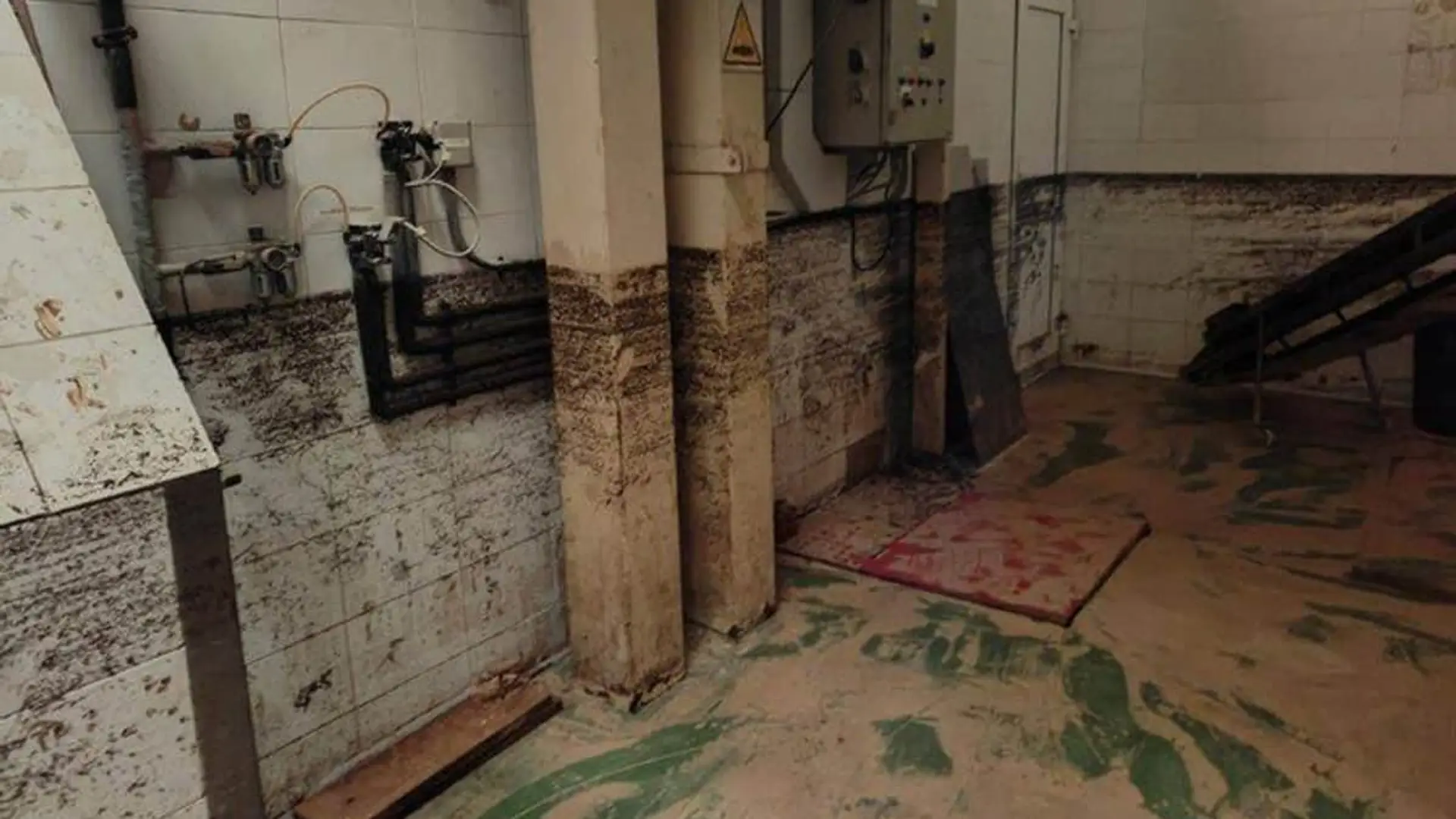 El Consorcio sigue pagando por la DANA: 3.840 millones y 1.240 nuevas reclamaciones este trimestre Interior de un bajo o sótano con las paredes y el suelo cubiertos de una gruesa capa de lodo tras una inundación.