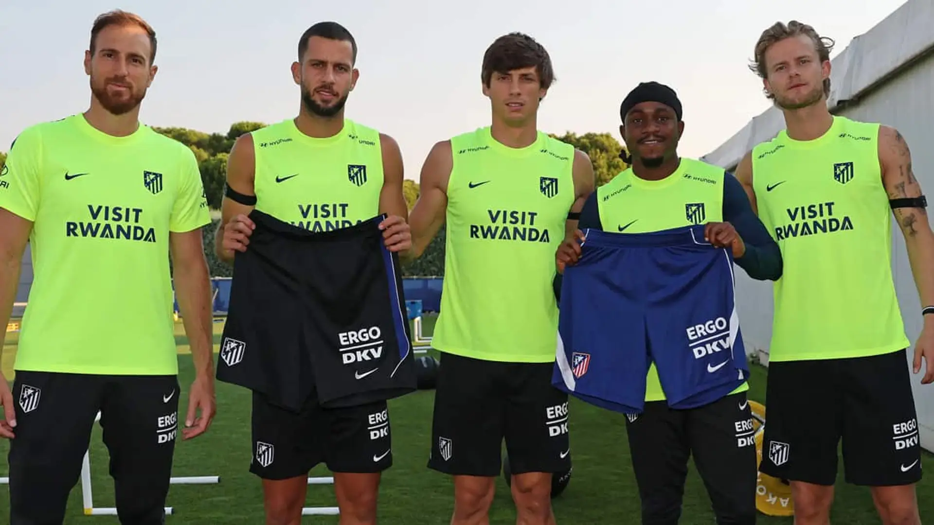 Alt imagen cabecera: Cinco jugadores del Atlético de Madrid con ropa de entrenamiento mostrando pantalones con el patrocinio de ERGO y DKV