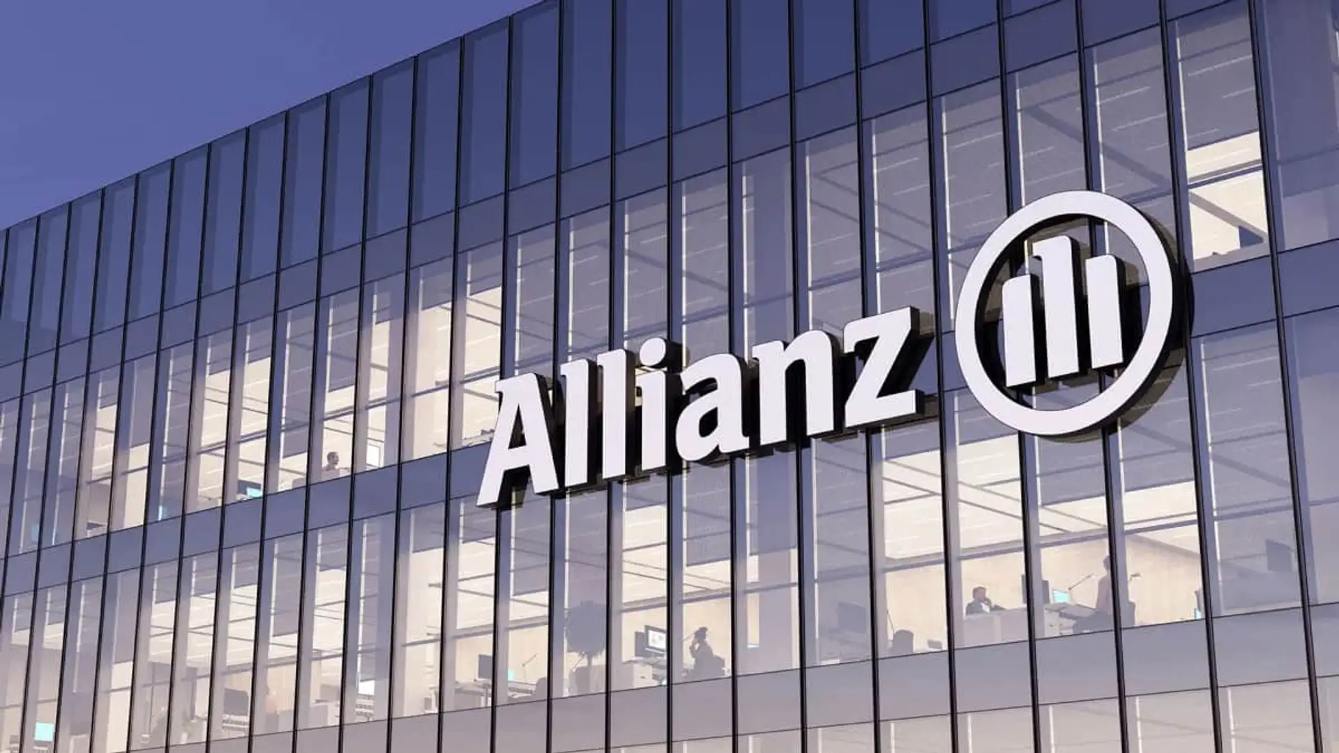 Allianz se consolida como la marca de seguros más valiosa del mundo en 2025 Fachada acristalada de unas oficinas con el logotipo de Allianz iluminado.