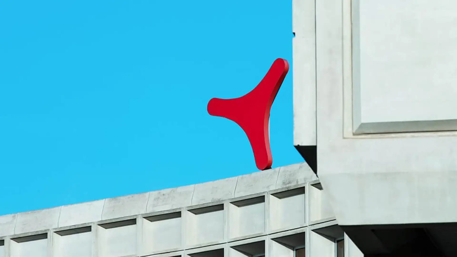 La nueva Occident ya da resultados: el beneficio de GCO se dispara un 11% en su negocio clave Logo de Occident en la fachada de un edificio corporativo.