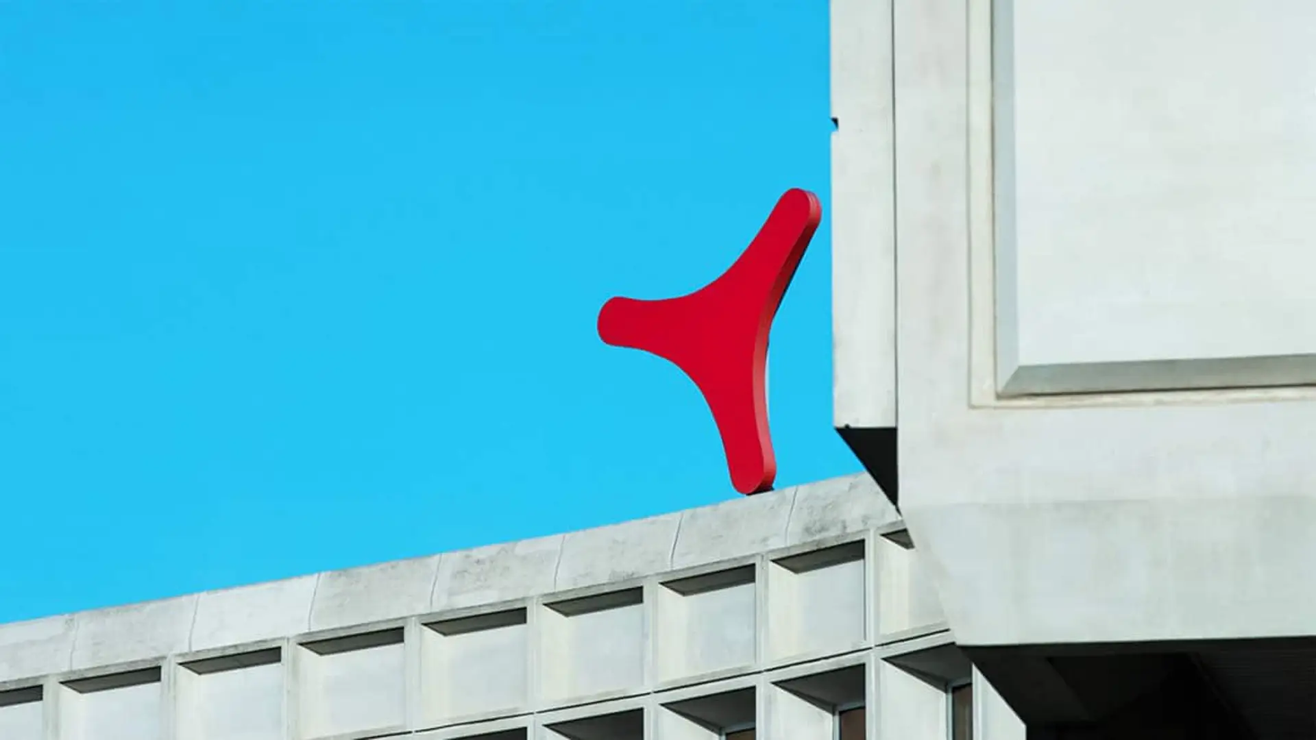 Los seguros de Occident impulsan los beneficios de GCO, que gana casi un 8% más en 2025 Logo de GCO en lo alto de su sede en España.