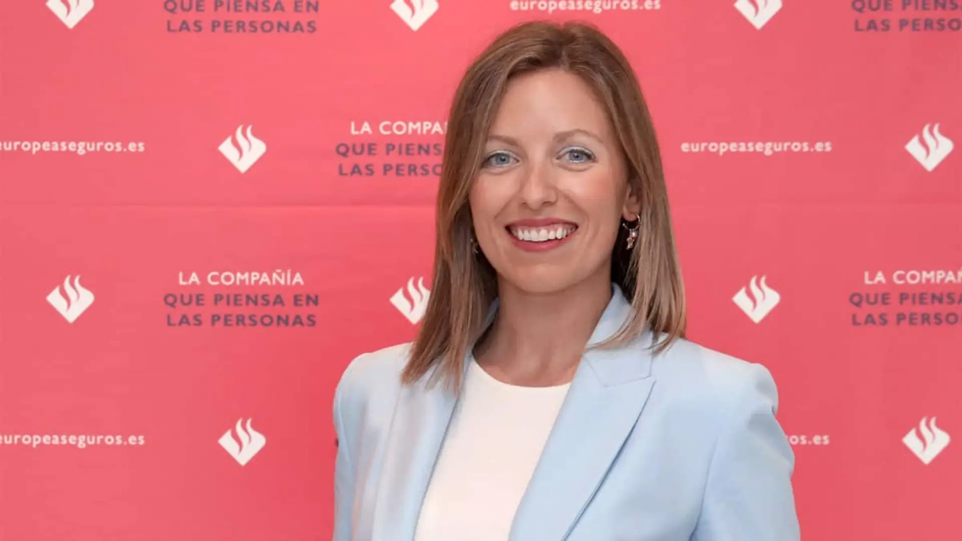 Lorena Nuñez, CEO de Europea Seguros, en una foto retrato con fondo con logos de la compañía.