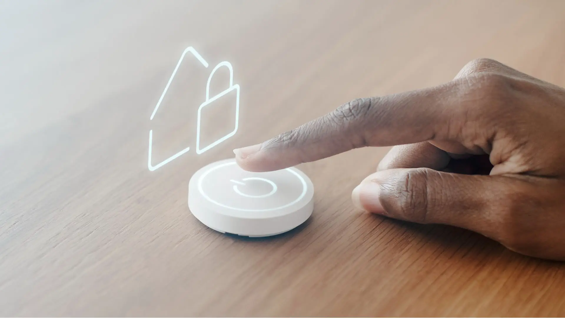 Persona activando un sistema de alarma inteligente en el hogar con un botón digital.