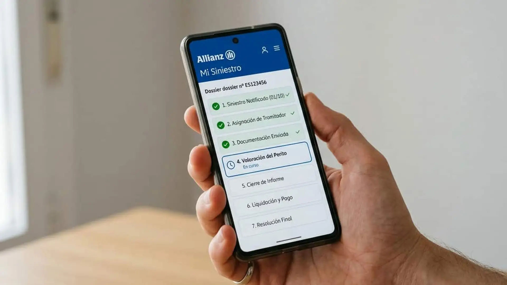 Allianz suma a myAllianz seguimiento de siniestros en tiempo real y un chat legal para autónomos Mano sujetando un móvil con la aplicación de Allianz mostrando el seguimiento de un siniestro