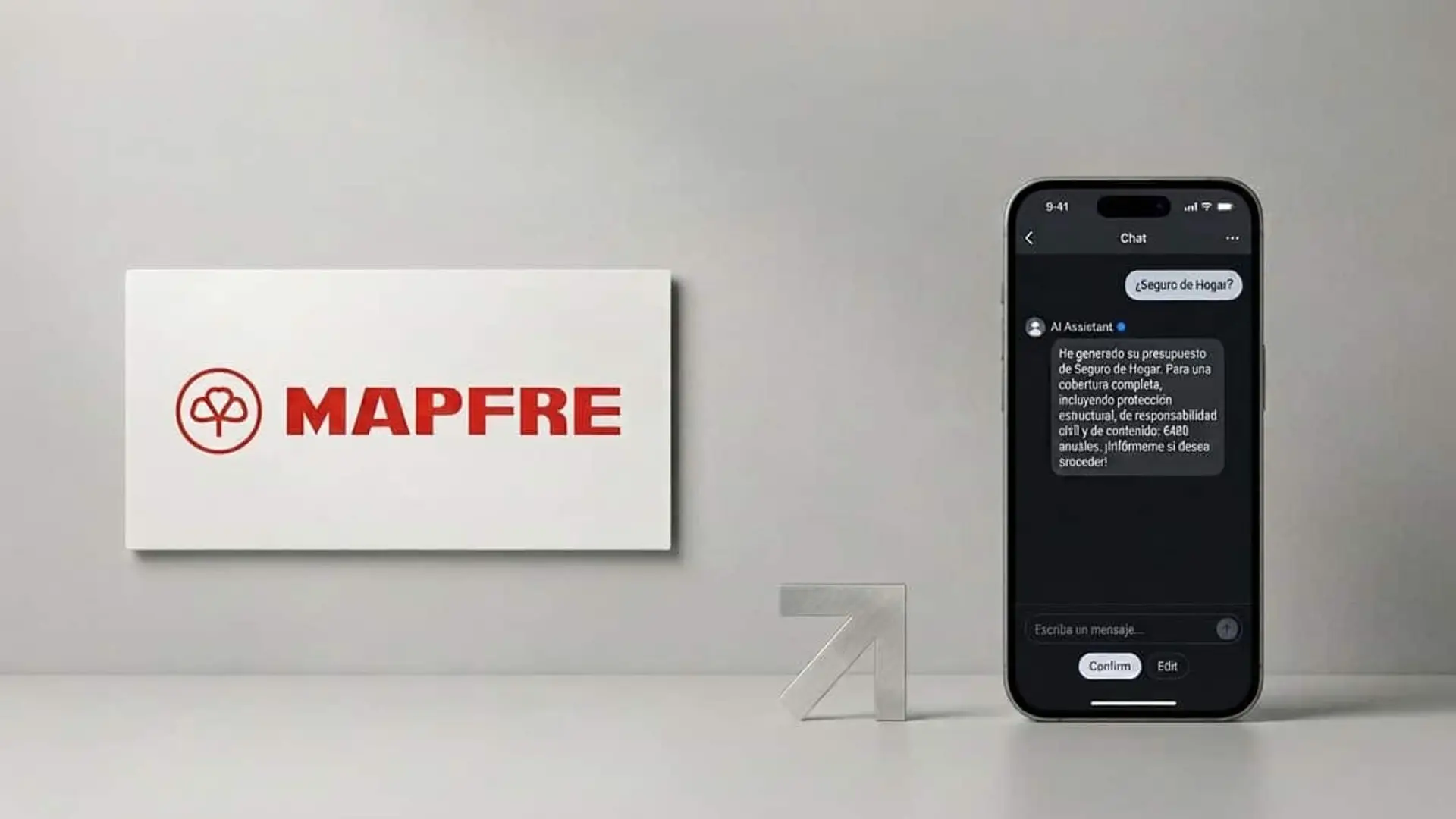Logotipo de Mapfre junto a un teléfono móvil con un asistente de inteligencia artificial que genera un presupuesto de seguro de hogar