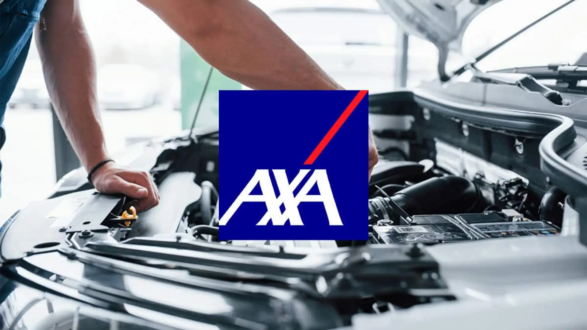 Mecánico revisando el motor de un coche con el logotipo de AXA sobre la imagen