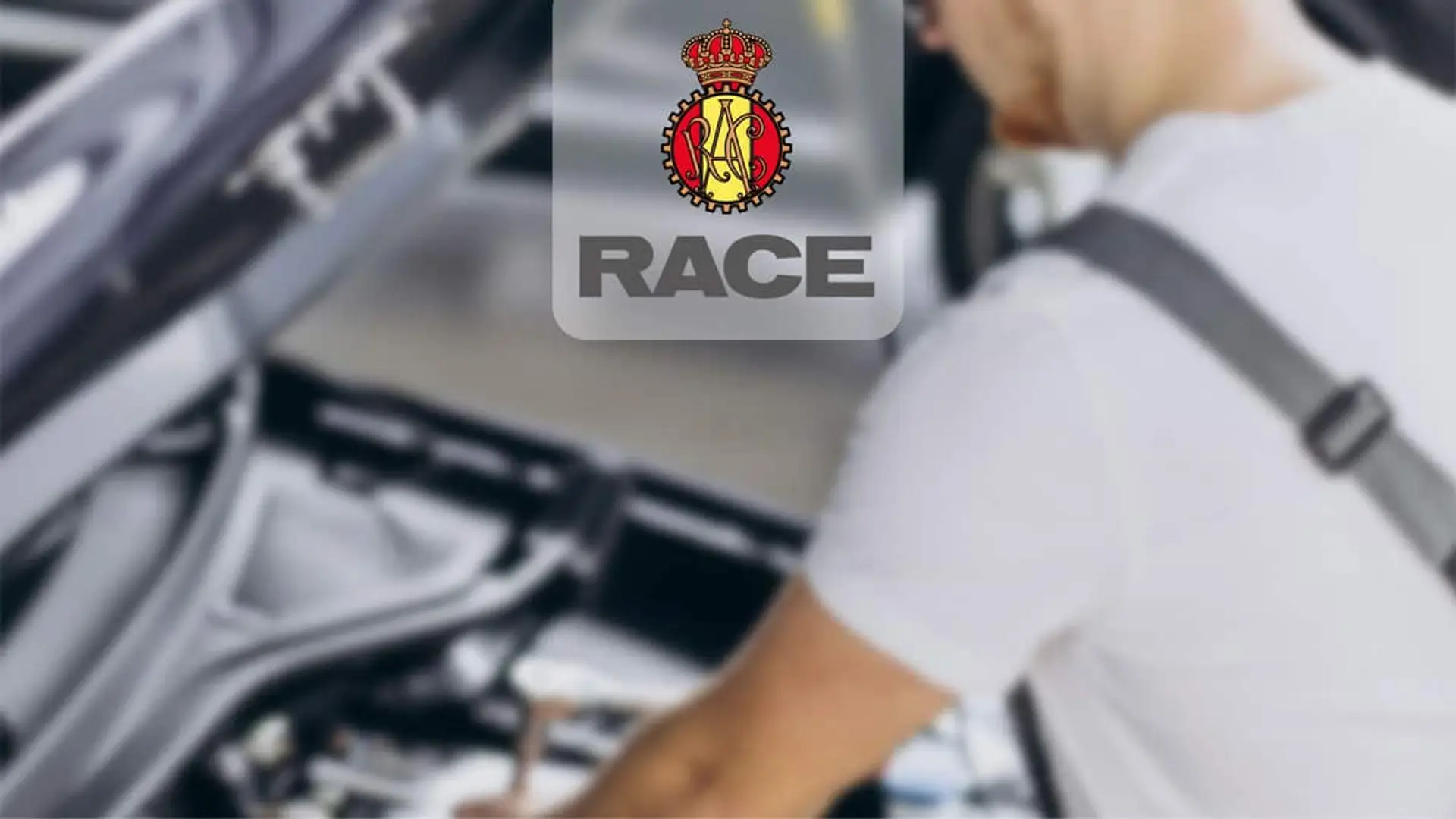 Mecánico revisando un coche con el capó abierto y el logotipo de RACE sobre la imagen