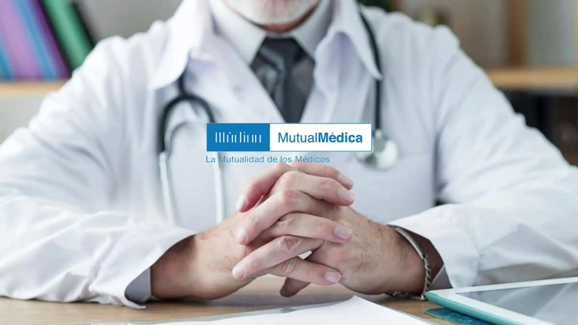 Médico con las manos entrelazadas sobre una mesa y el logotipo de Mutual Médica sobreimpreso