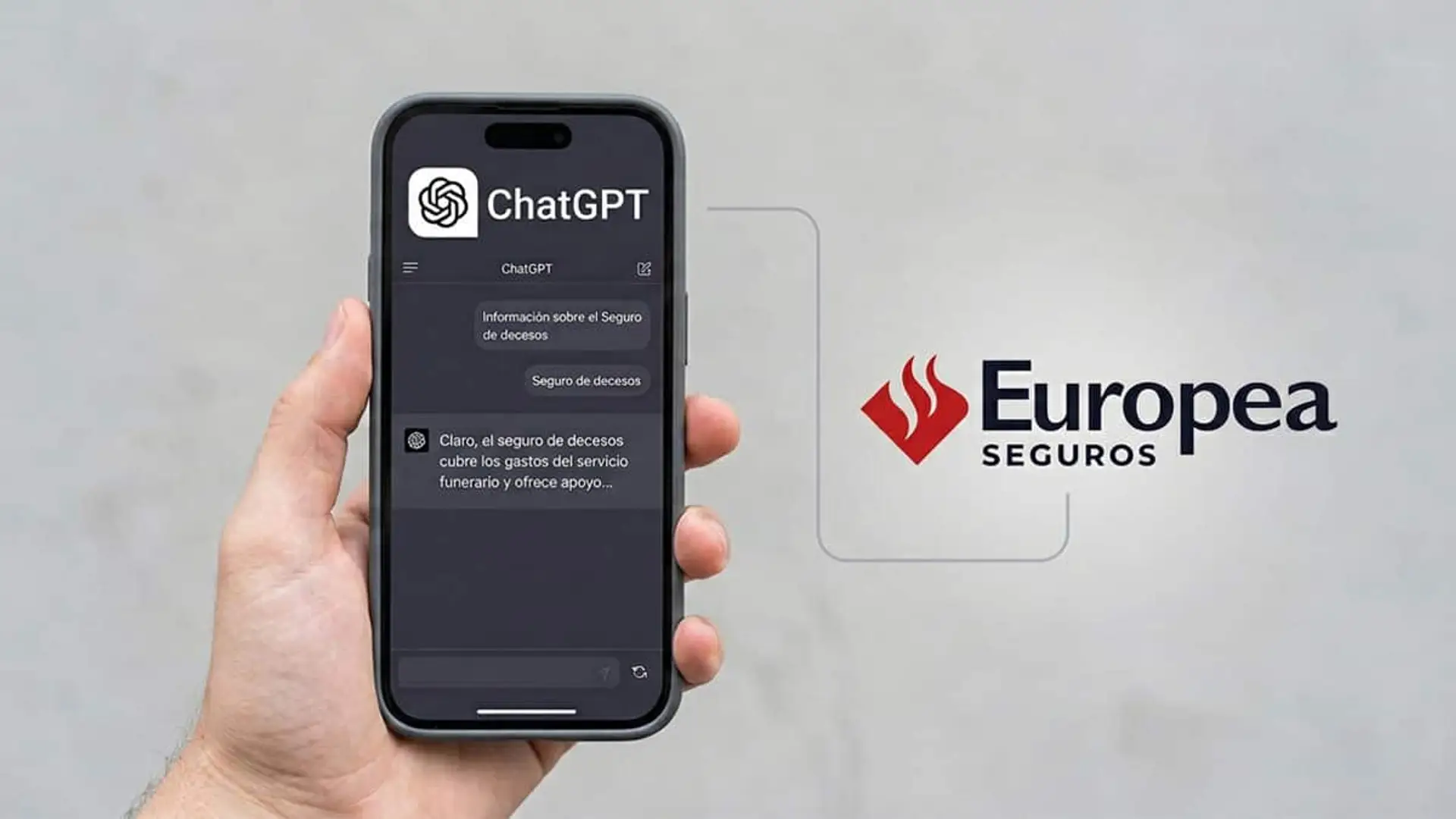 Mano sosteniendo un móvil con un chat sobre seguro de decesos y el logotipo de Europea Seguros