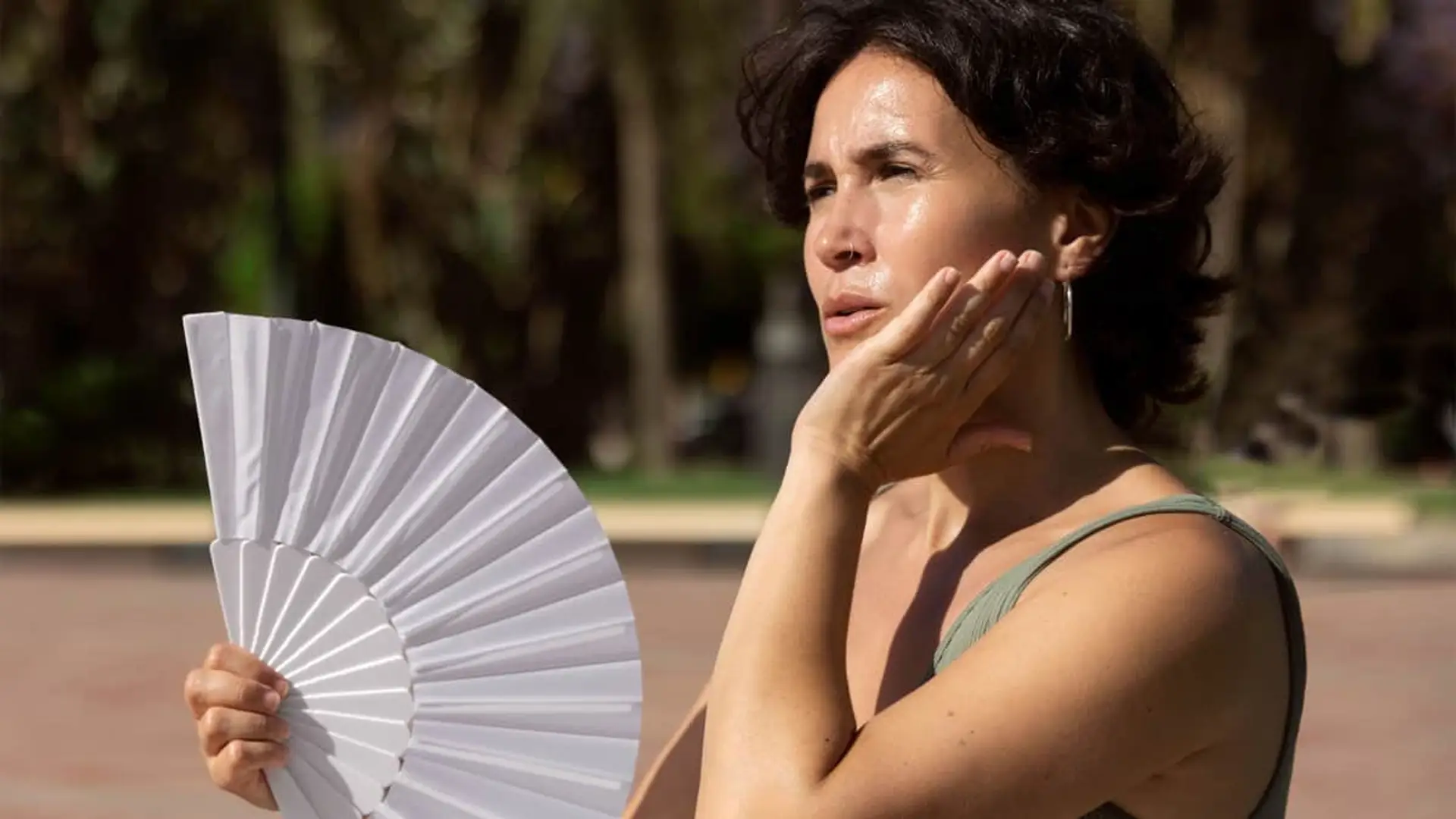 Las olas de calor ya impactan a los seguros de vida y salud en Europa, según S&P Mujer abanicándose para combatir el calor durante una jornada de altas temperaturas.