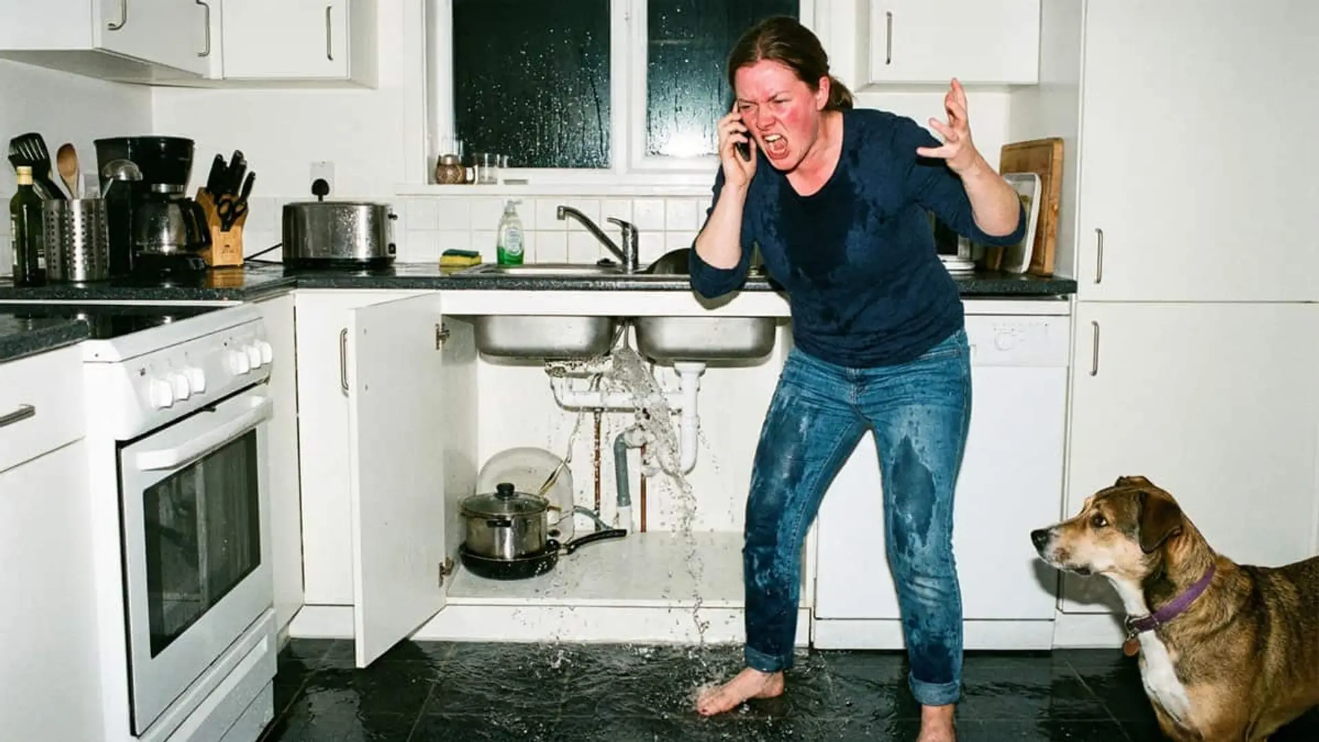 Mapfre, AXA y Caser, líderes en quejas: las reclamaciones a aseguradoras crecen un 11,5% Mujer mojada reclamando por teléfono a su seguro tras una avería de agua en la cocina.