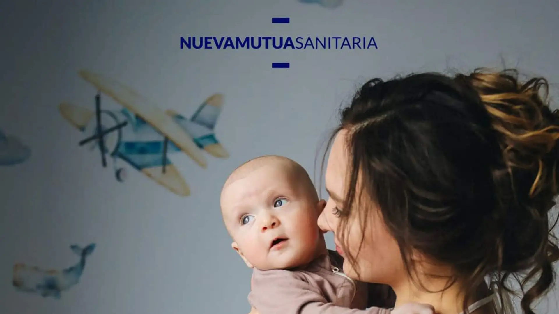 Mujer sosteniendo a un bebé con el logotipo de Nueva Mutua Sanitaria en la parte superior