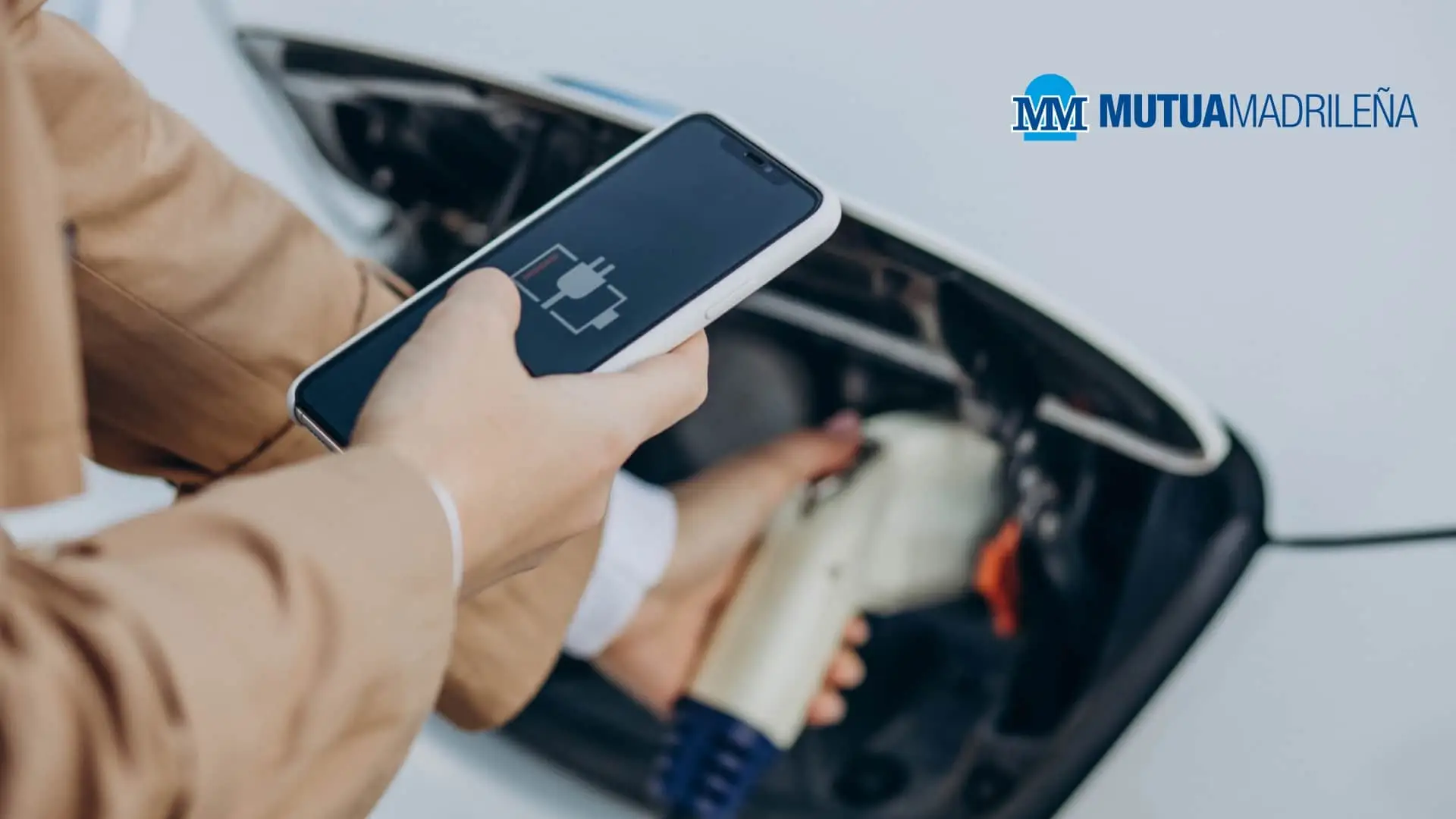 Recarga de vehículo eléctrico y gestión mediante smartphone con el apoyo del seguro de Mutua Madrileña.