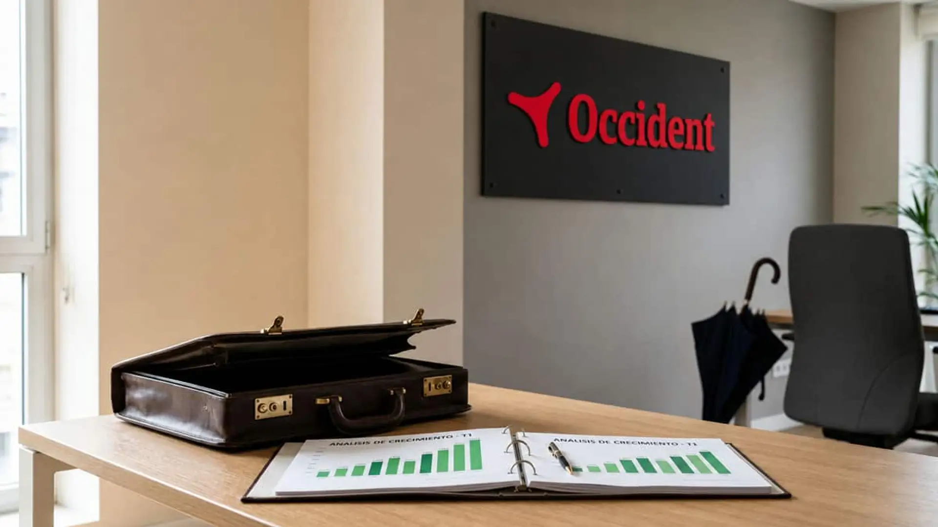 Logotipo de Occident en una oficina junto a un maletín abierto y documentos con gráficos de crecimiento