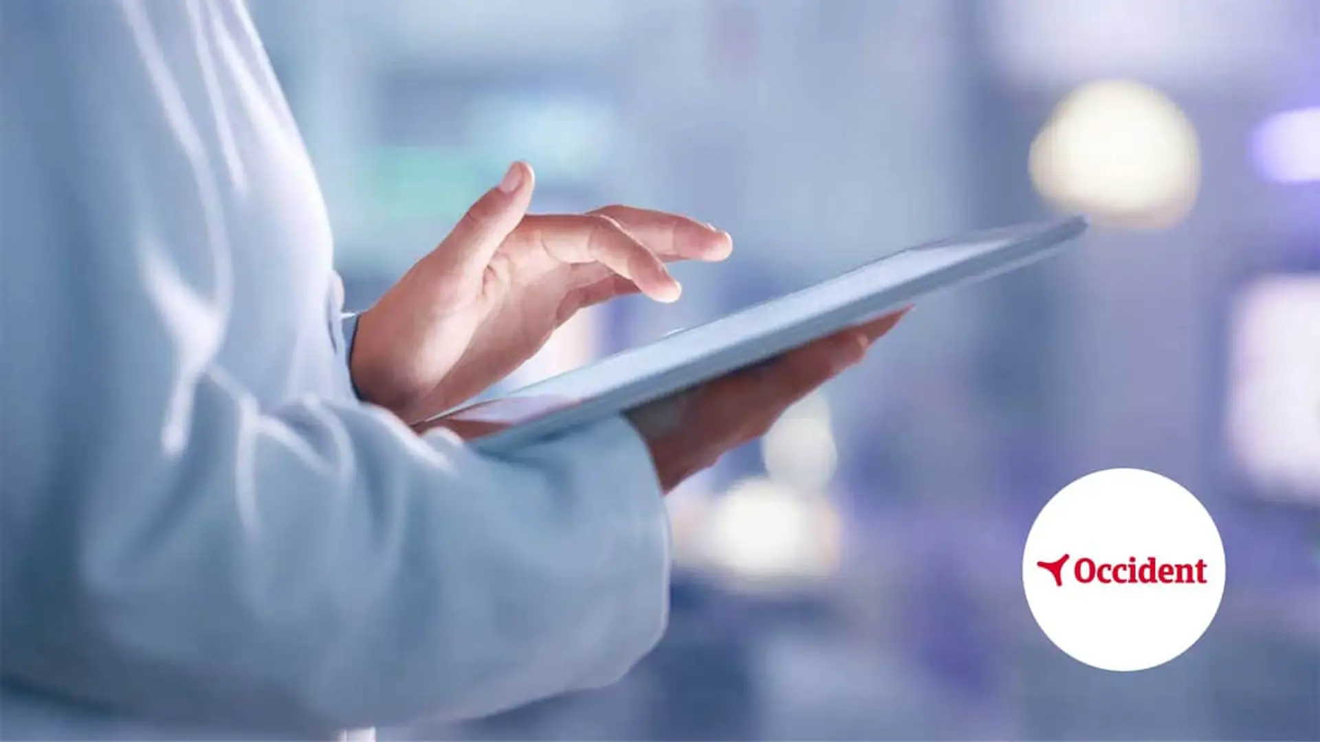 Profesional médico de Occident usando una tablet.