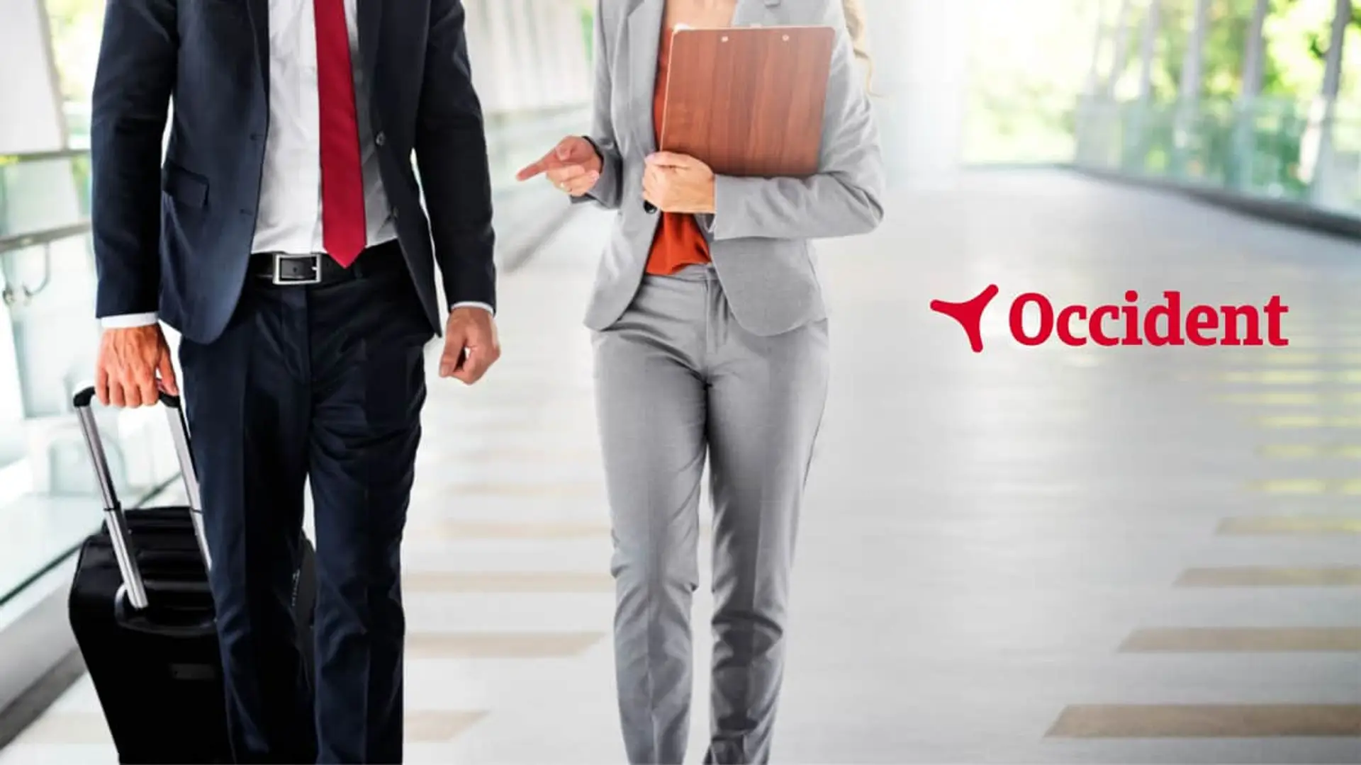 Ejecutivos caminando con maleta en viaje de negocios junto al logo de seguros Occident.