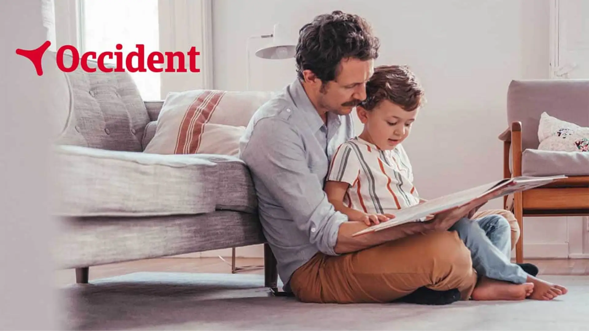 Occident sube la rentabilidad garantizada al 3%: lo que necesitas revisar antes de contratarlo Padre e hijo leyendo un cuento en casa junto al logo de Occident, simbolizando la protección y el seguro de ahorro.