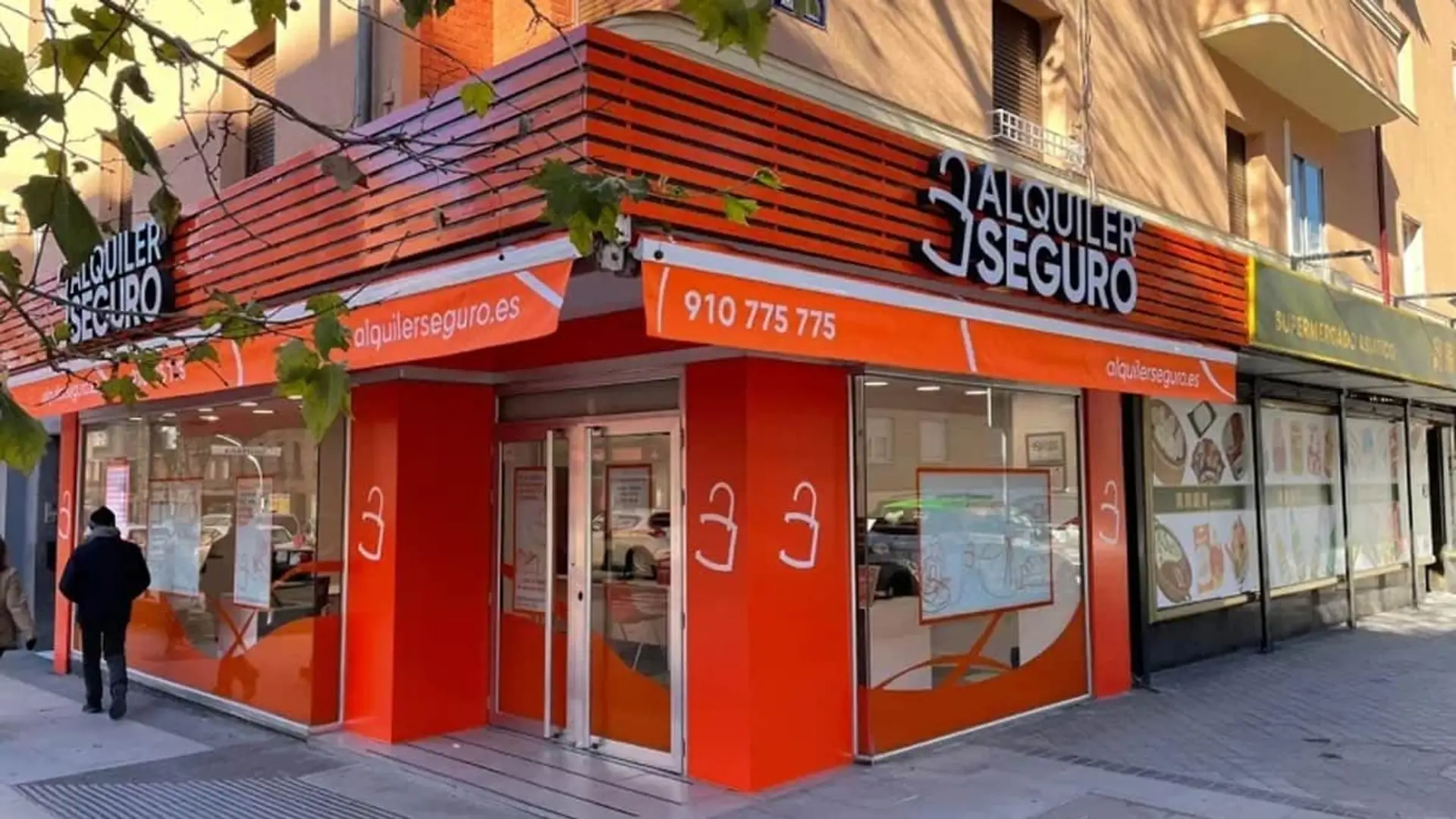 Fachada de una oficina comercial de Alquiler Seguro.