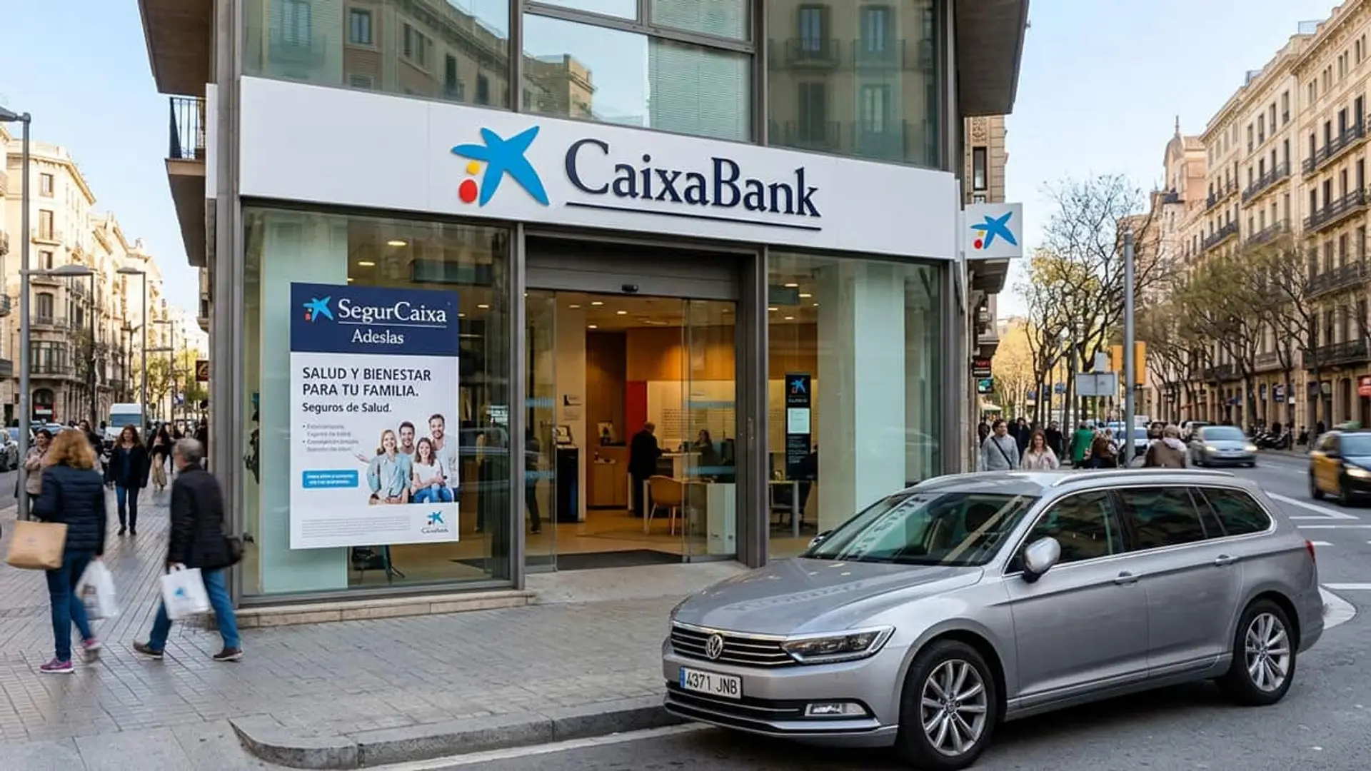 Oficina de CaixaBank con un cartel de SegurCaixa Adeslas en el escaparate y un coche aparcado delante