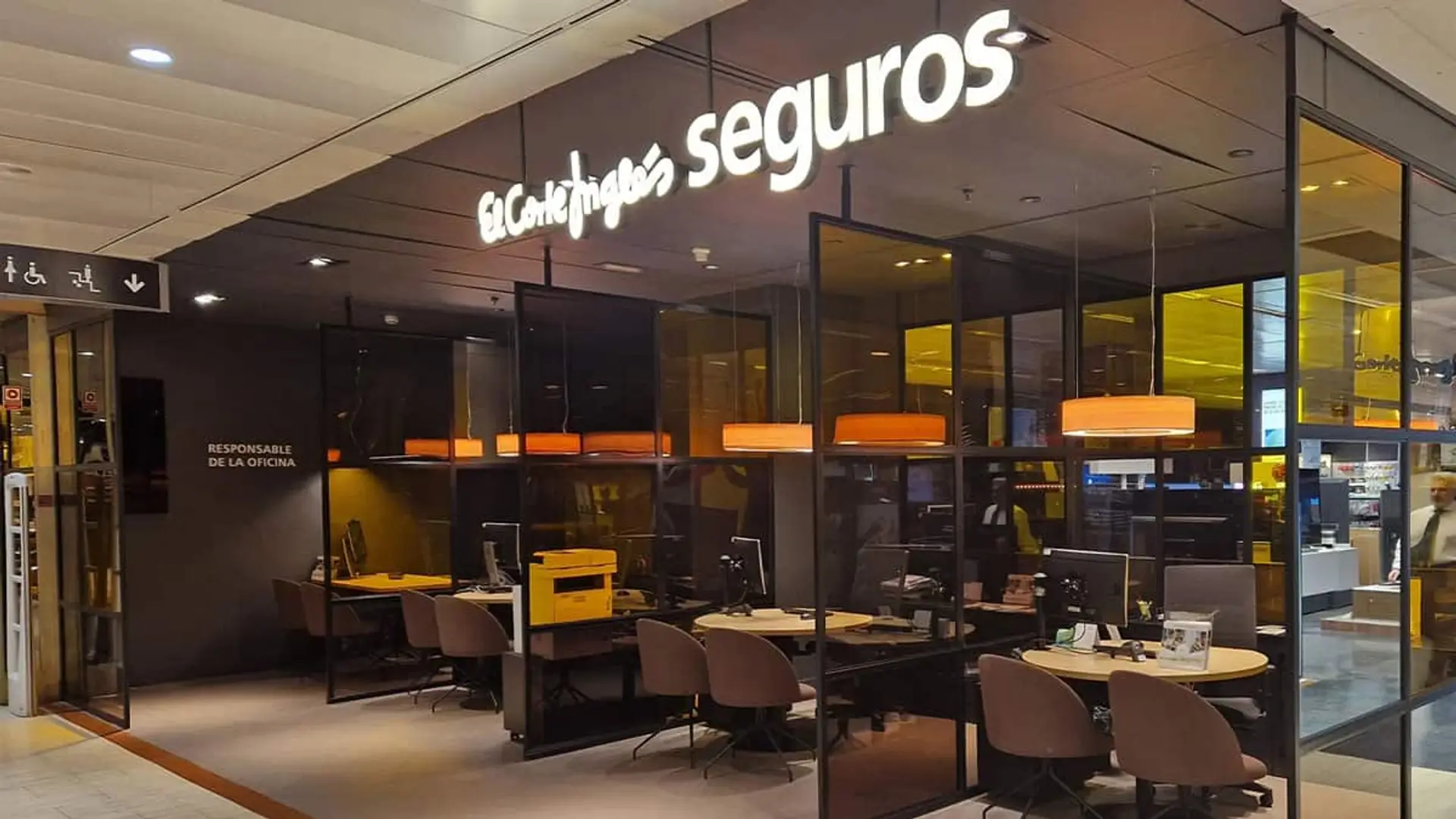 El Corte Inglés bate su récord de beneficios: cómo los seguros se convirtieron en su verdadero motor Oficina de El Corte Inglés Seguros con varios puestos de atención en un centro comercial