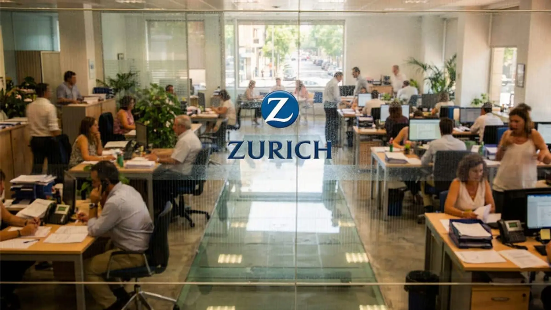 Interior de una oficina de Zurich con varios empleados trabajando en sus puestos