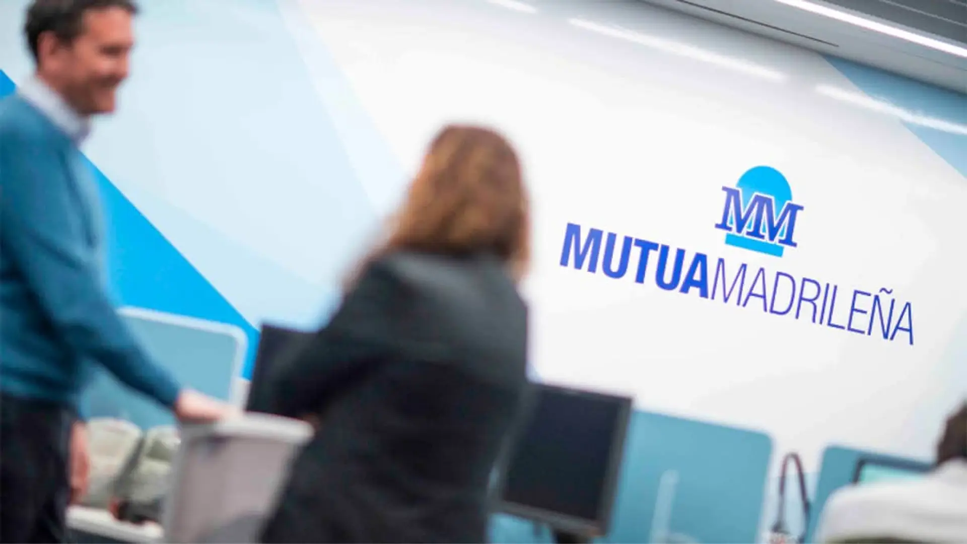 Mutua Madrileña ya no es “solo un seguro de coche”: así lidera el ranking de aseguradoras más innovadoras Oficinas de Mutua Madrileña con su logotipo corporativo visible para representar la atención y servicios de seguros.