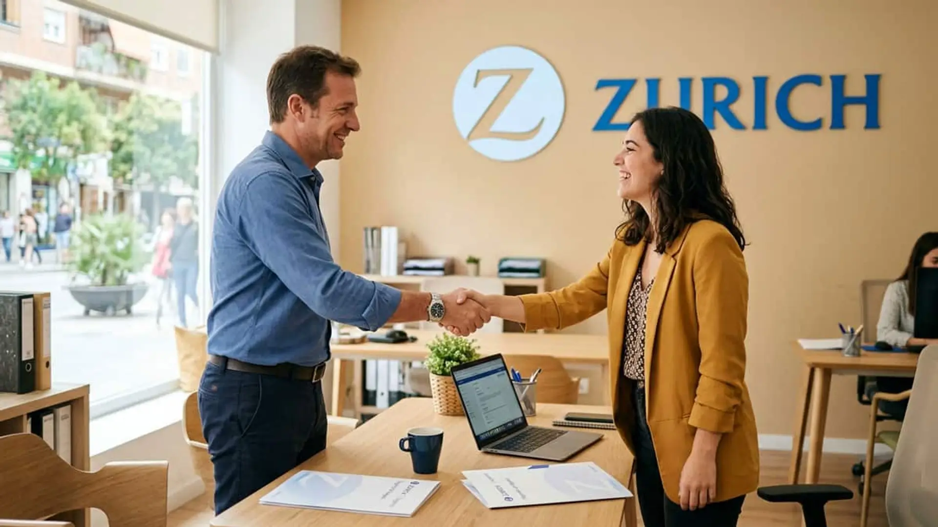Zurich prevé pasar de unos 500 a cerca de 750 millones en primas del canal de agentes en 4 años Cliente y agente de seguros estrechándose la mano en una oficina de Zurich
