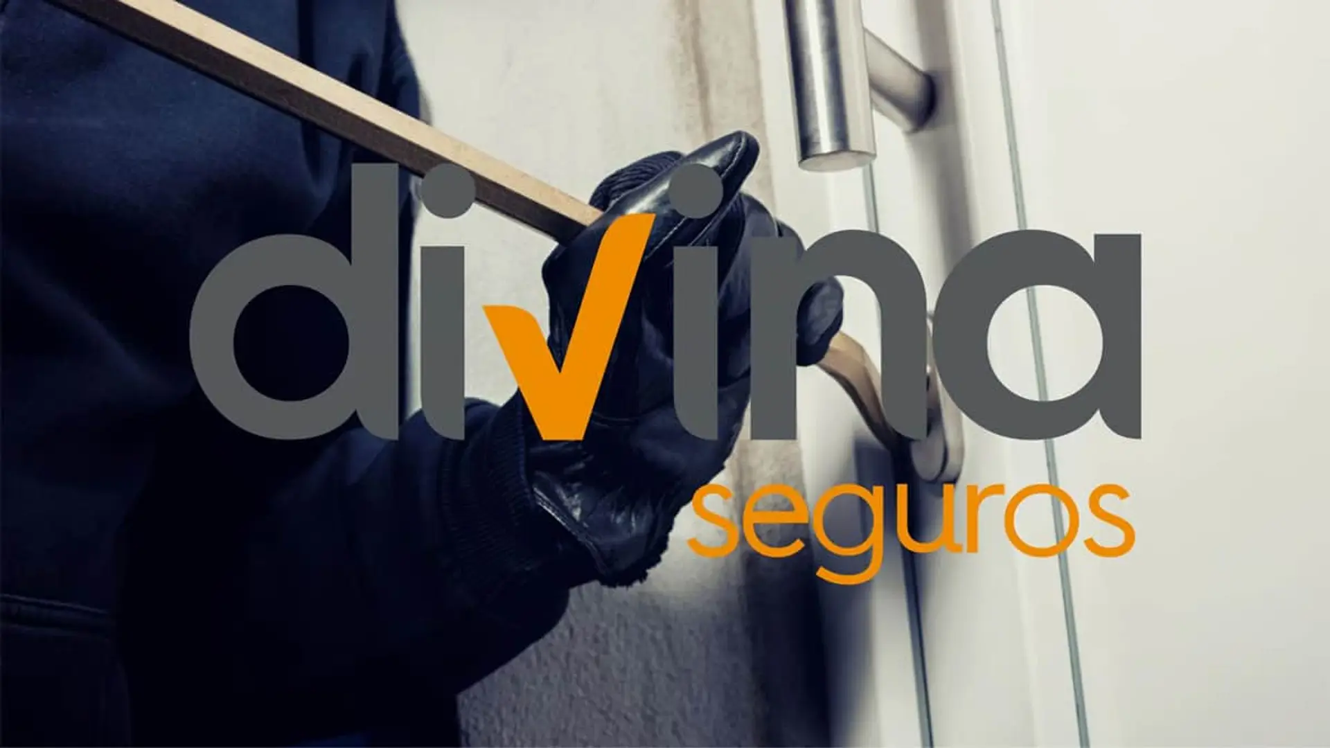 Cobertura por robo de Divina Seguros: imagen de puerta forzada simbolizando la protección integral de la vivienda.
