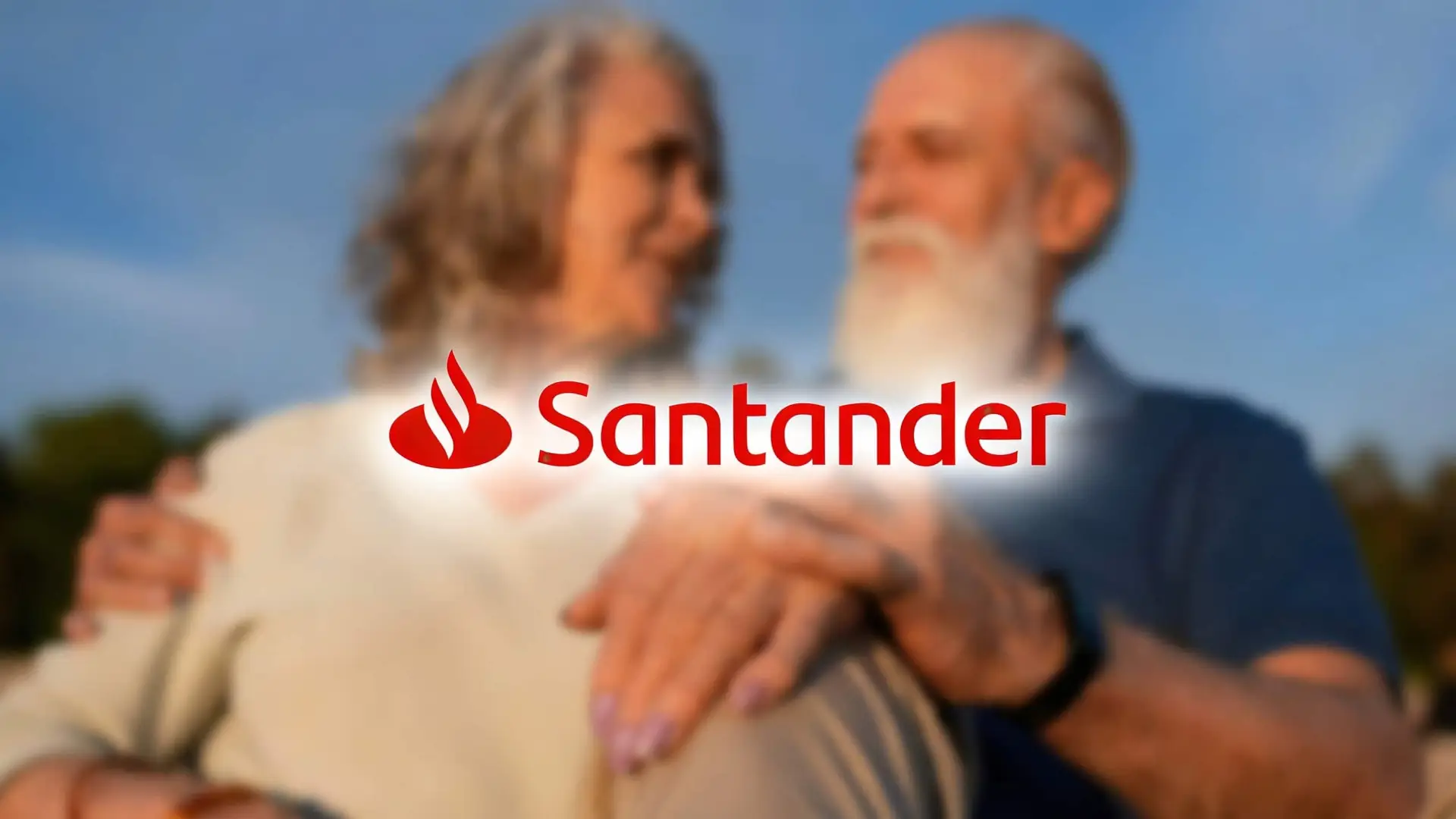 Banco Santander une seguros y pensiones para disparar sus comisiones no financieras más de un 20% Pareja mayor desenfocada abrazada al aire libre con el logotipo de Santander sobre la imagen