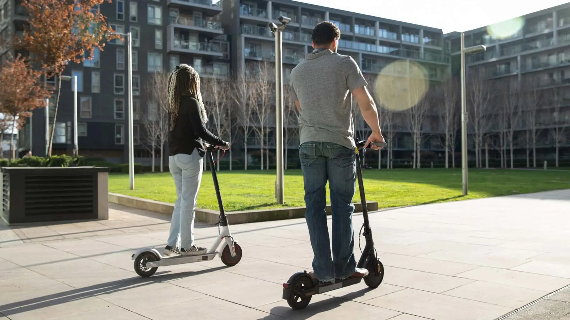 La DGT avisa: este es el día en que tu patinete eléctrico podría quedarse fuera de circulación Dos personas circulando en patinete eléctrico por una zona urbana, un medio de transporte VMP regulado por la DGT.