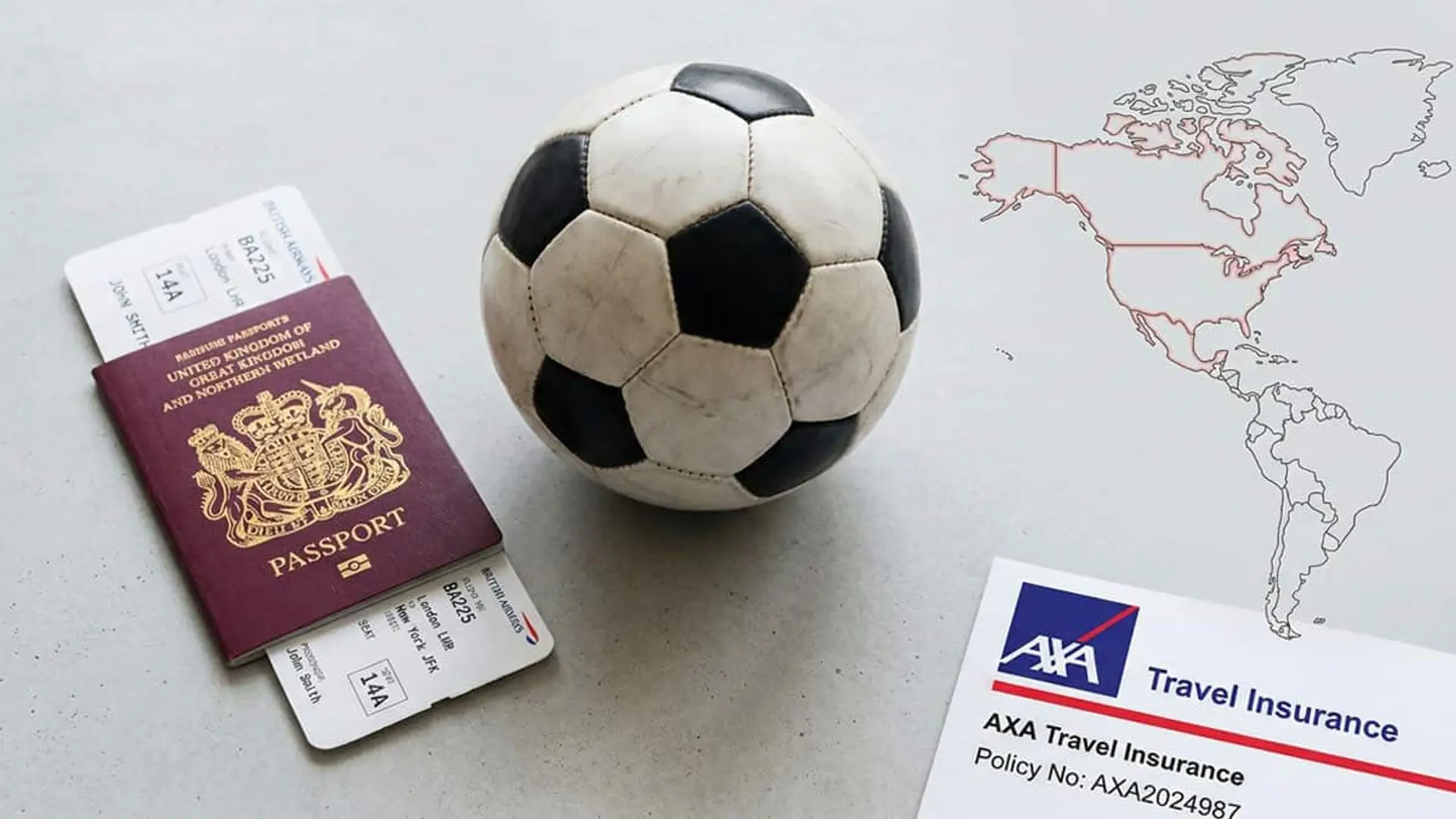Una urgencia en EE. UU. puede costarte hasta 4.000 euros: AXA lanza un 12% de descuento en seguros para el Mundial Pasaporte con tarjetas de embarque, balón de fútbol y póliza de seguro de viaje de AXA junto a un mapa de América