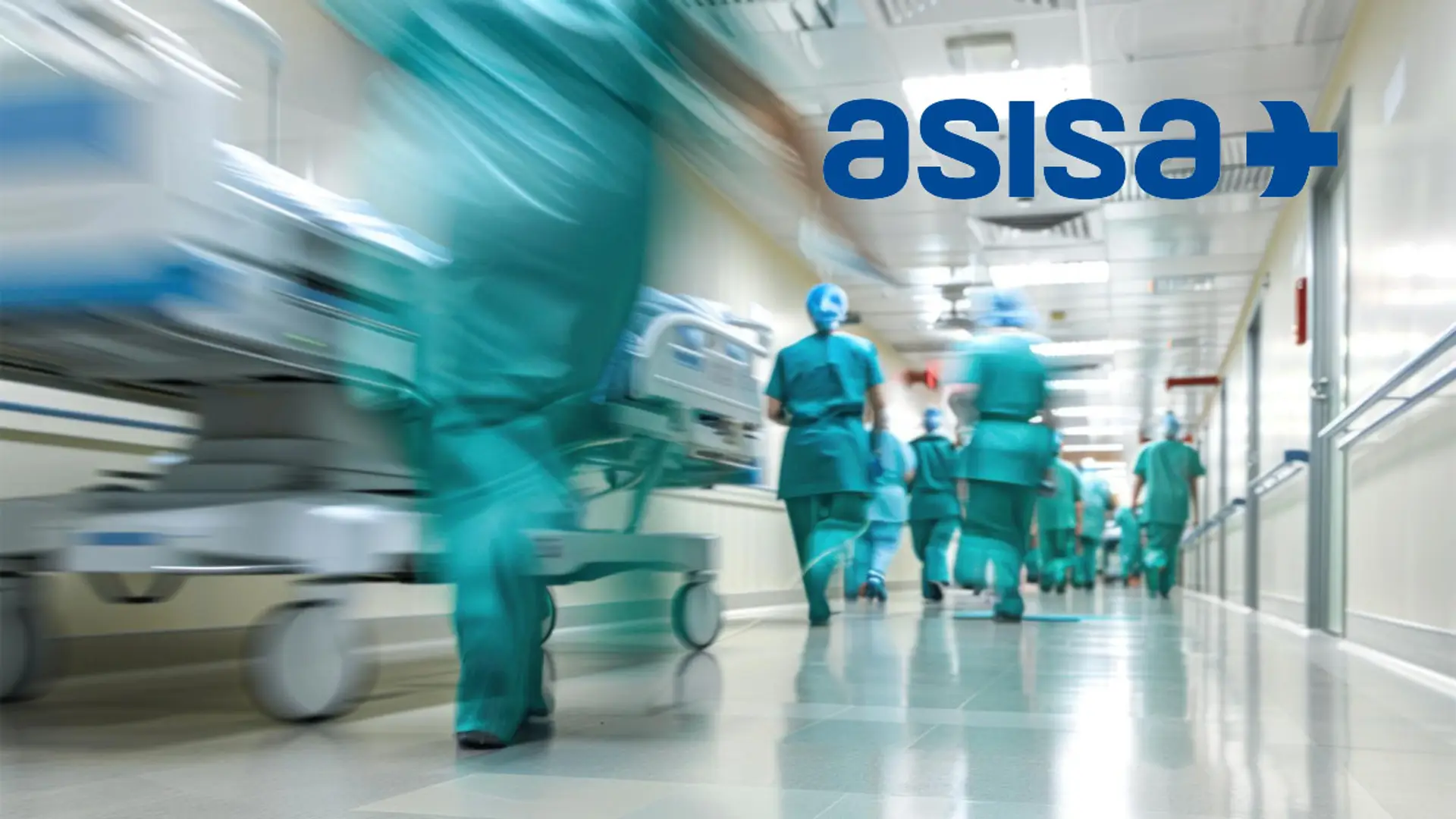 Muface y el seguro médico privado disparan a ASISA: 65.000 nuevos funcionarios y su mejor año con 2.227 millones Pasillo de hospital con personal sanitario en movimiento y el logotipo de Asisa sobre la imagen