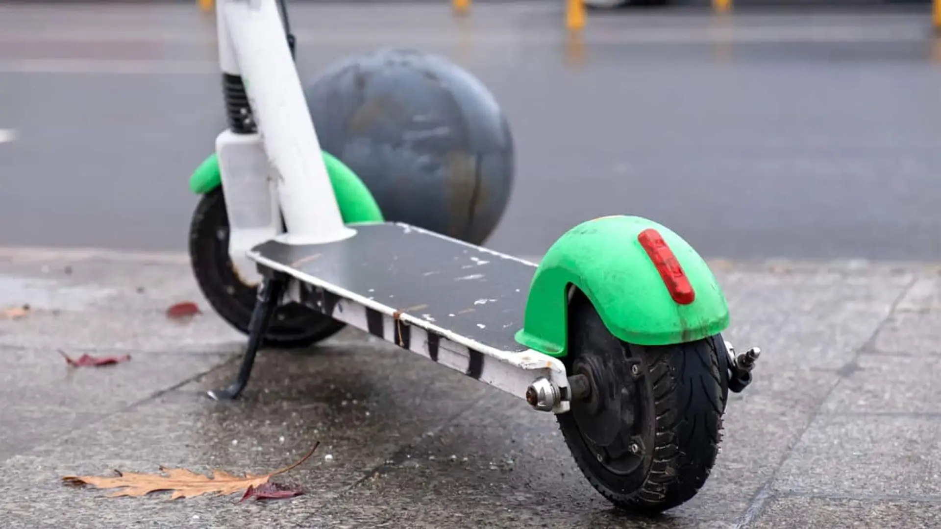 Expertos proponen que el seguro de patinetes eléctricos llegue el 2 de enero de 2026 y piden matricula obligatoria Patinete eléctrico de uso compartido aparcado en la acera urbana tras finalizar un trayecto