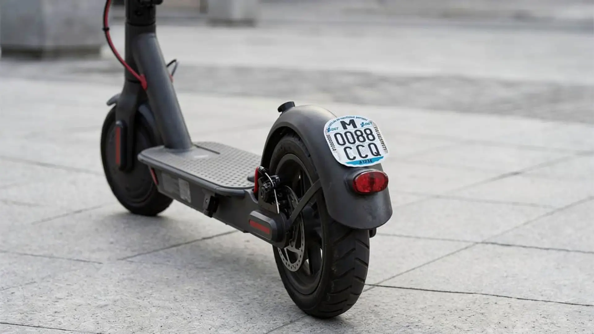 Detalle de matrícula de la DGT en un patinete eléctrico, cumpliendo la normativa para VMP en España.