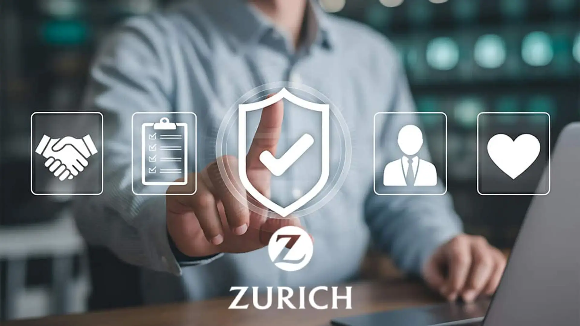 Persona tocando un icono de protección con forma de escudo y el logotipo de Zurich sobre la imagen