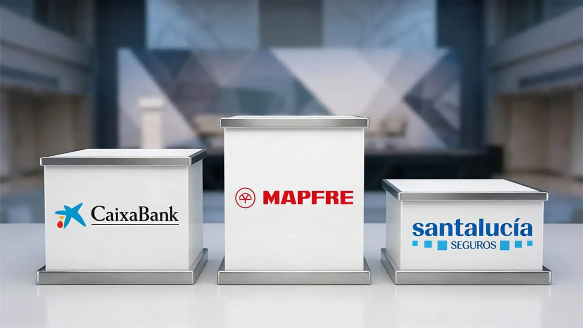 Ramo por ramo: quién lidera cada tipo de seguro en España (y por qué es tan difícil competirles) Logotipos de CaixaBank, Mapfre y Santalucía Seguros en un podio para representar a las aseguradoras líderes en España.