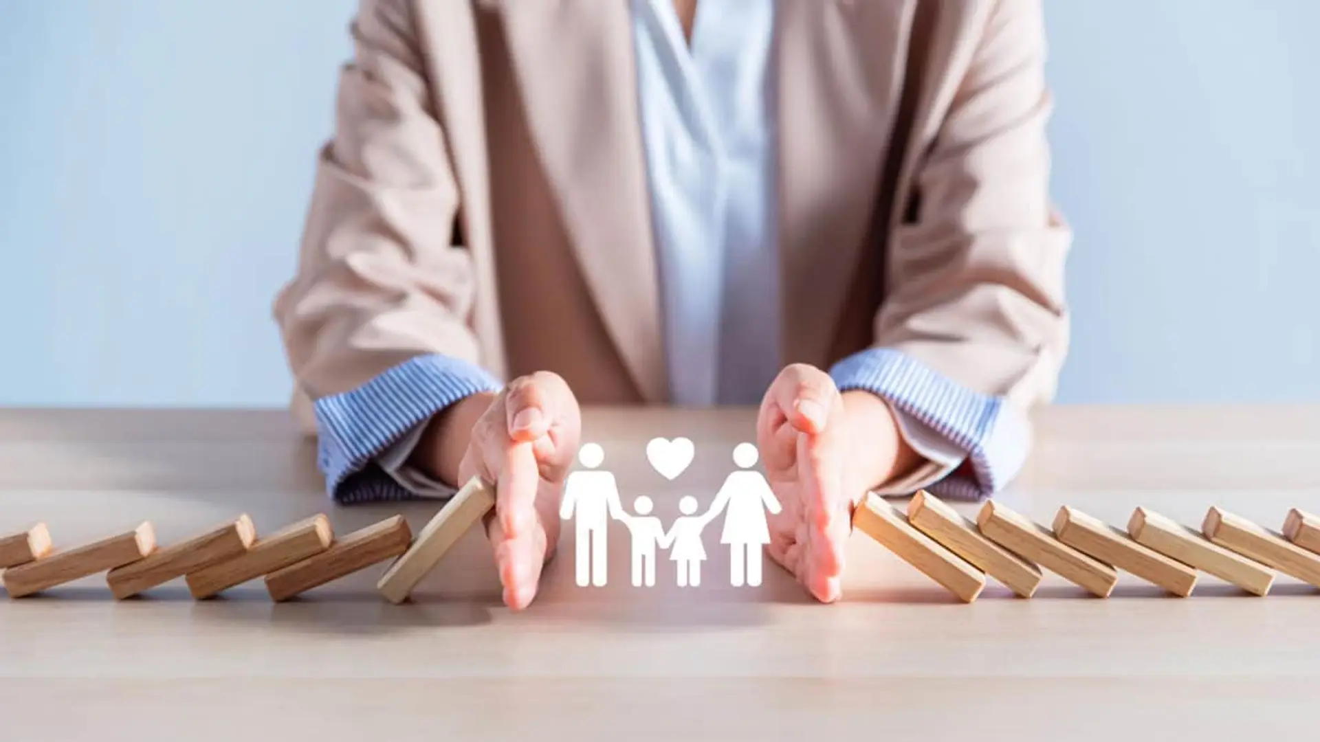 Seguros de vida y pensiones seguirán creciendo en 2026 gracias a los tipos de interés y la Bolsa Manos deteniendo la caída de piezas de dominó para proteger un icono de familia en el centro.