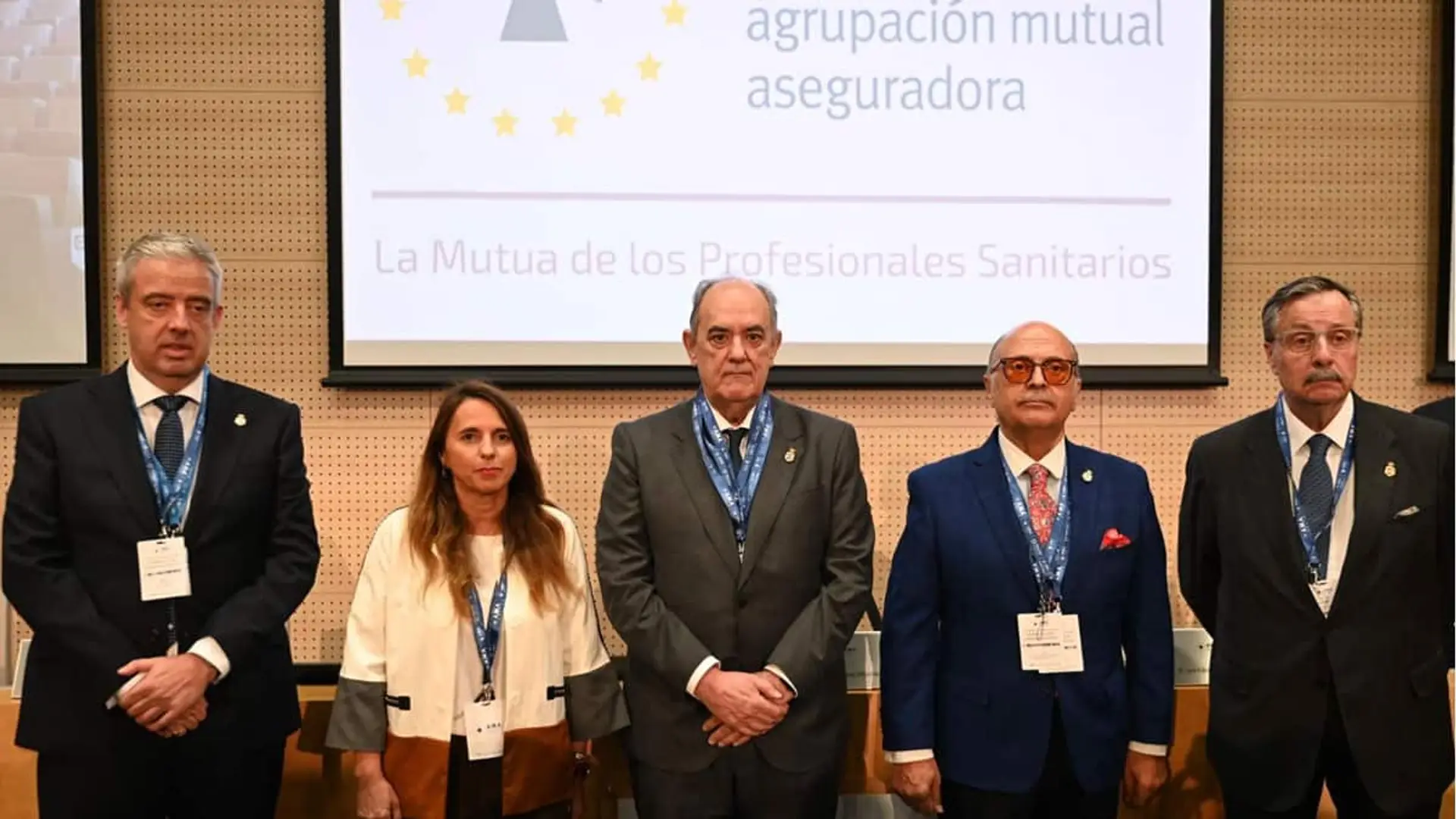 A.M.A. supera el millón de productos contratados y gana 22,97 millones en el mejor ejercicio de la mutua de los sanitarios Grupo de representantes posando durante una asamblea de AMA Seguros