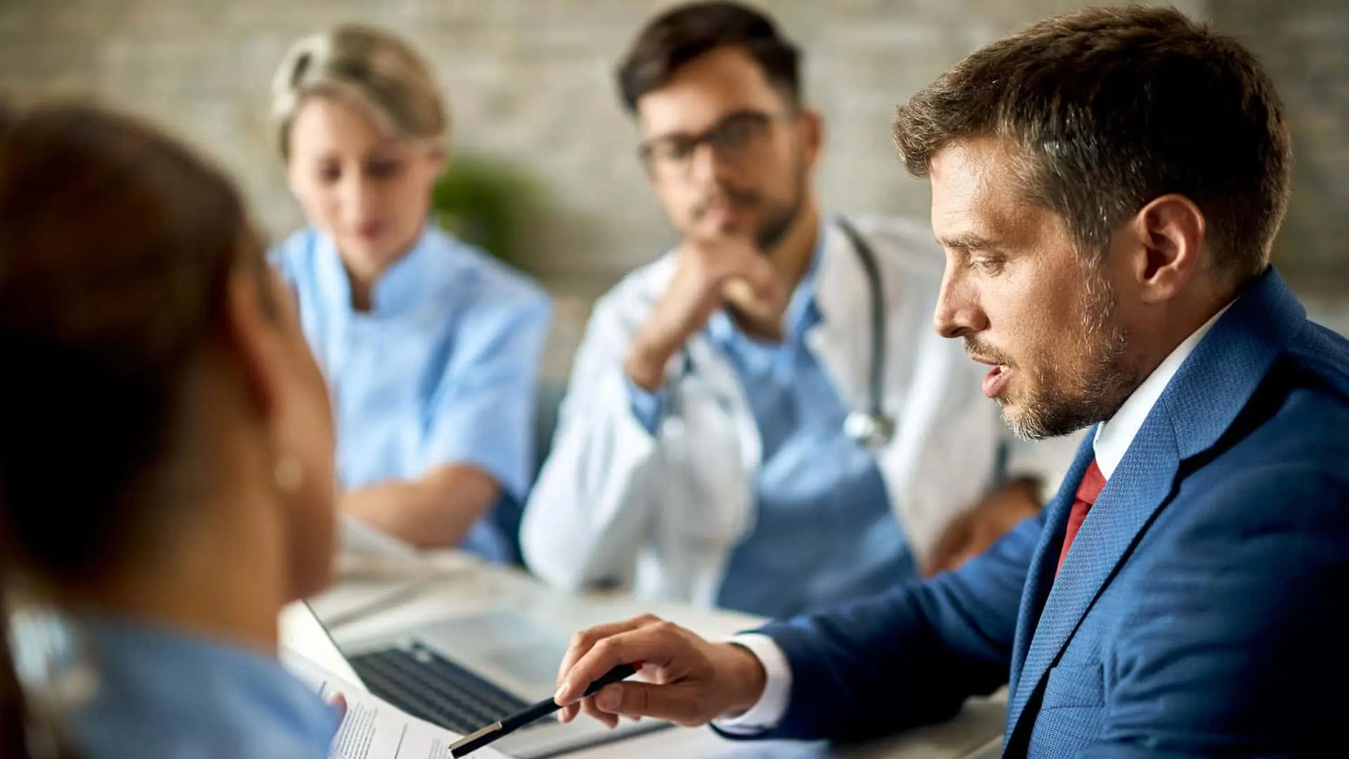 Reunión entre directivos y personal médico en un hospital.