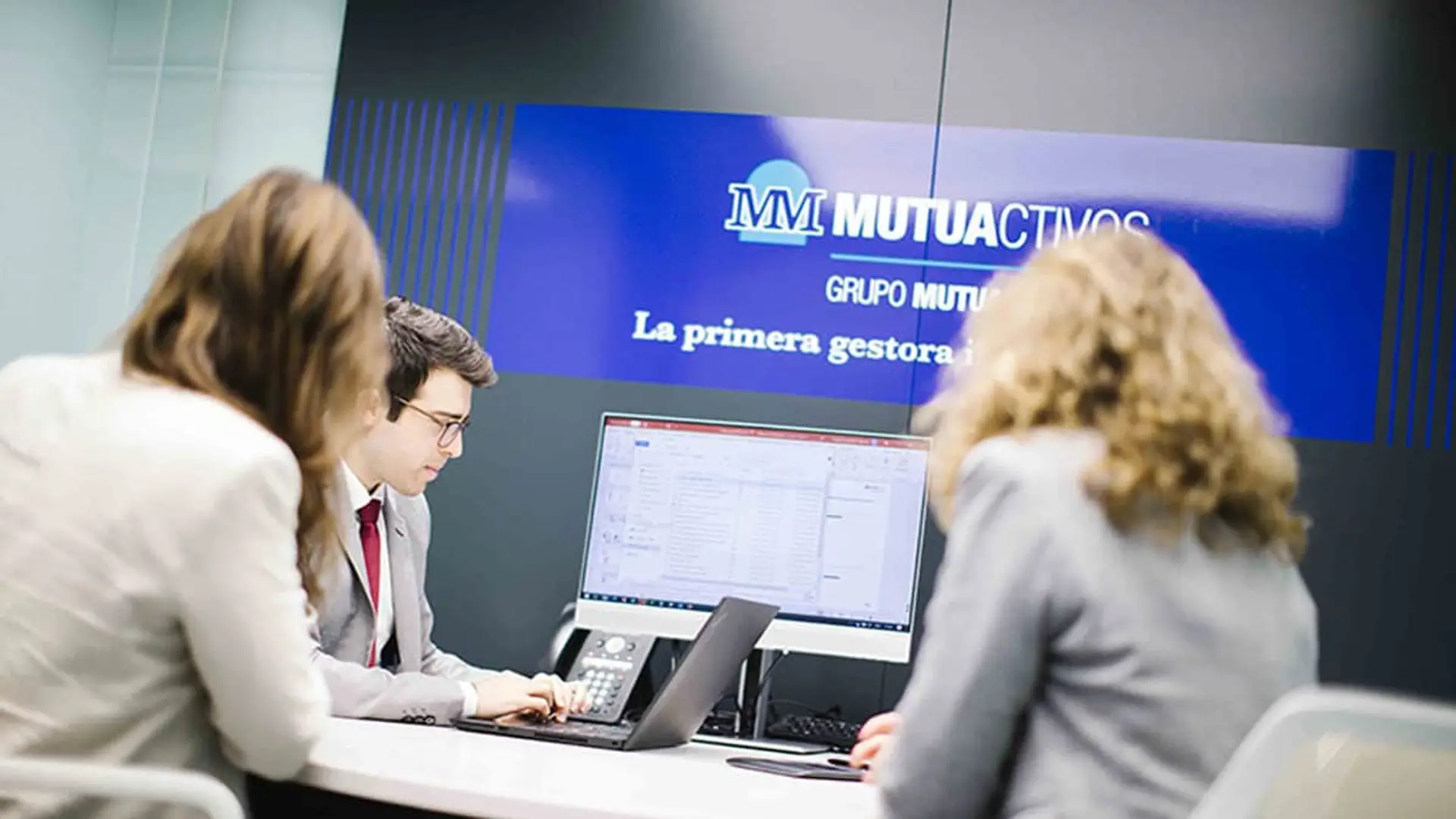 Equipo de Mutuactivos, gestora de fondos de inversión, en una reunión de análisis de carteras y mercados.