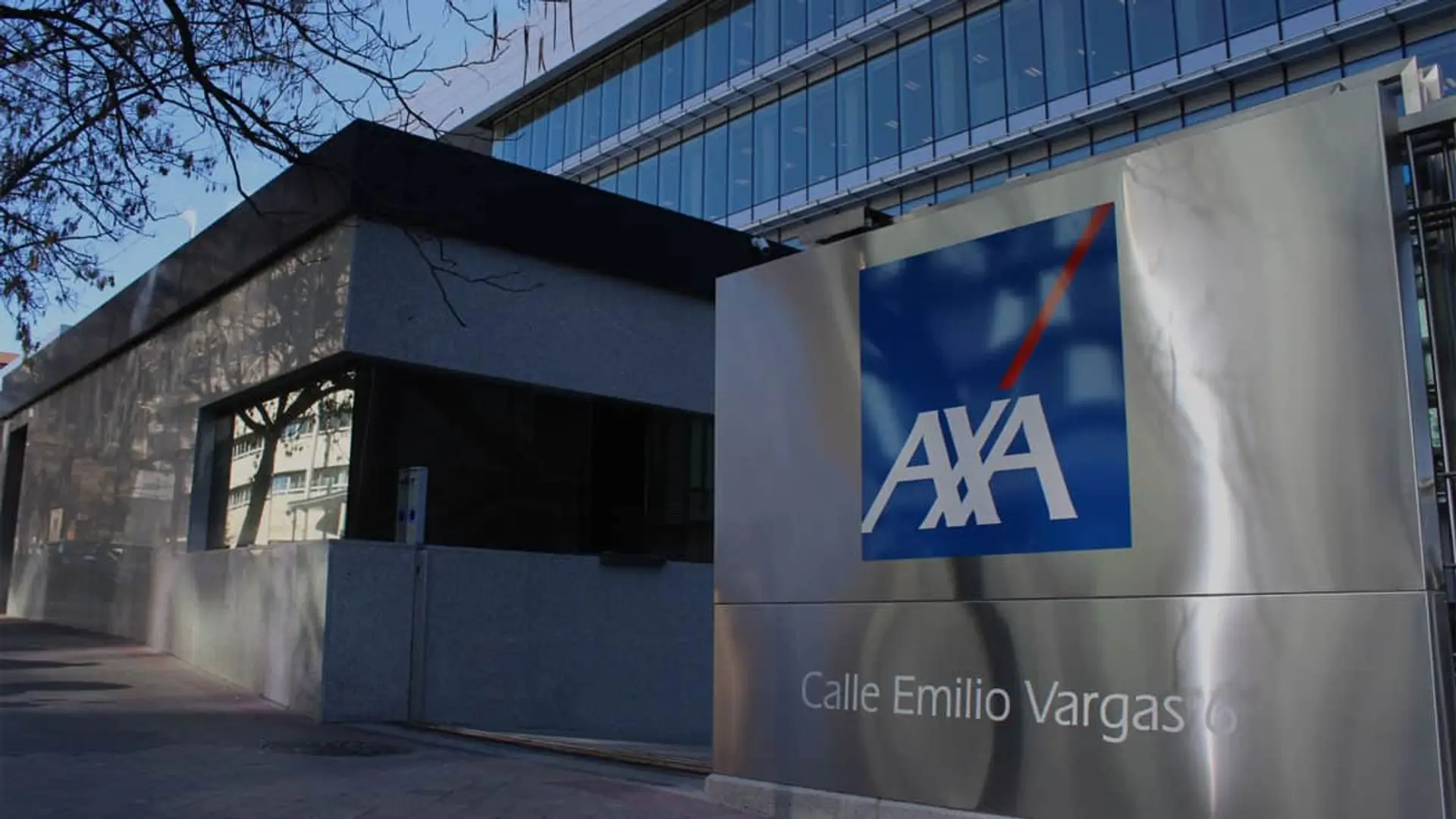 Sede de AXA Seguros en Madrid: fachada del edificio en la calle Emilio Vargas con el logotipo de la compañía.
